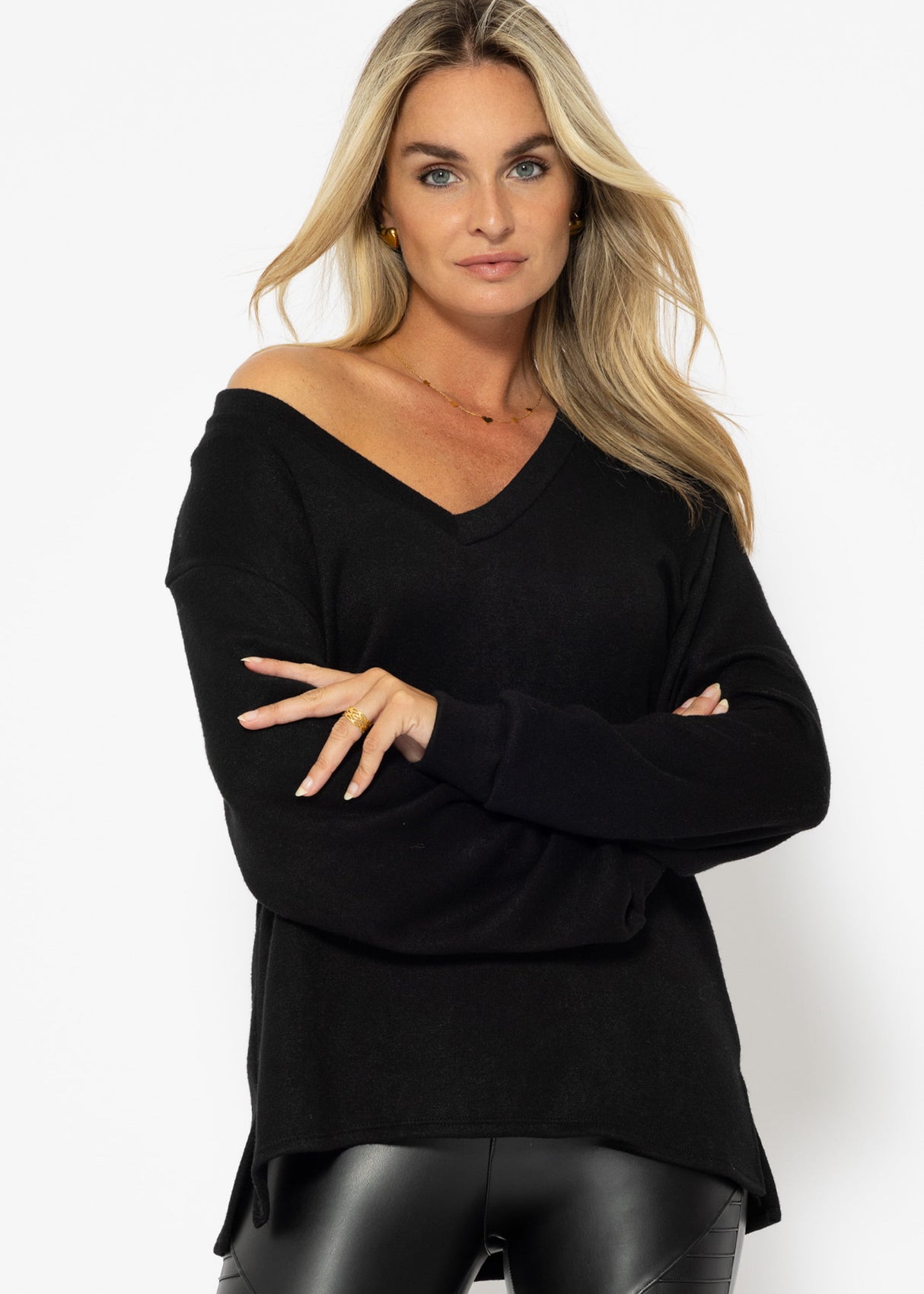 Oversize soft sweater with deep V-neck - black