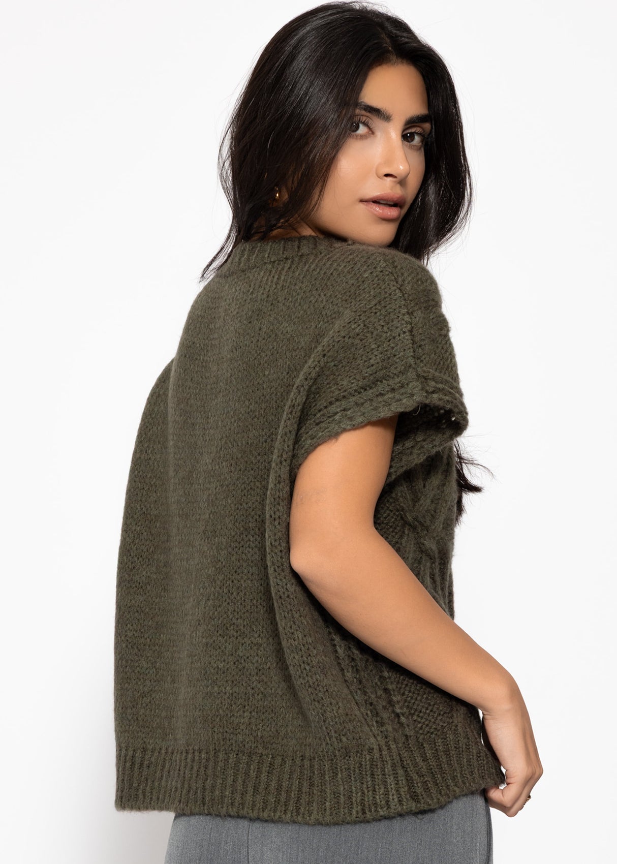 Sleeveless sweater with cable knit pattern and V-neck - green