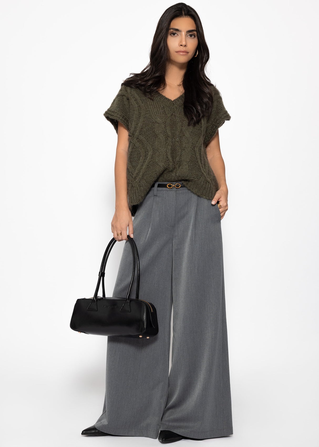 Sleeveless sweater with cable knit pattern and V-neck - green