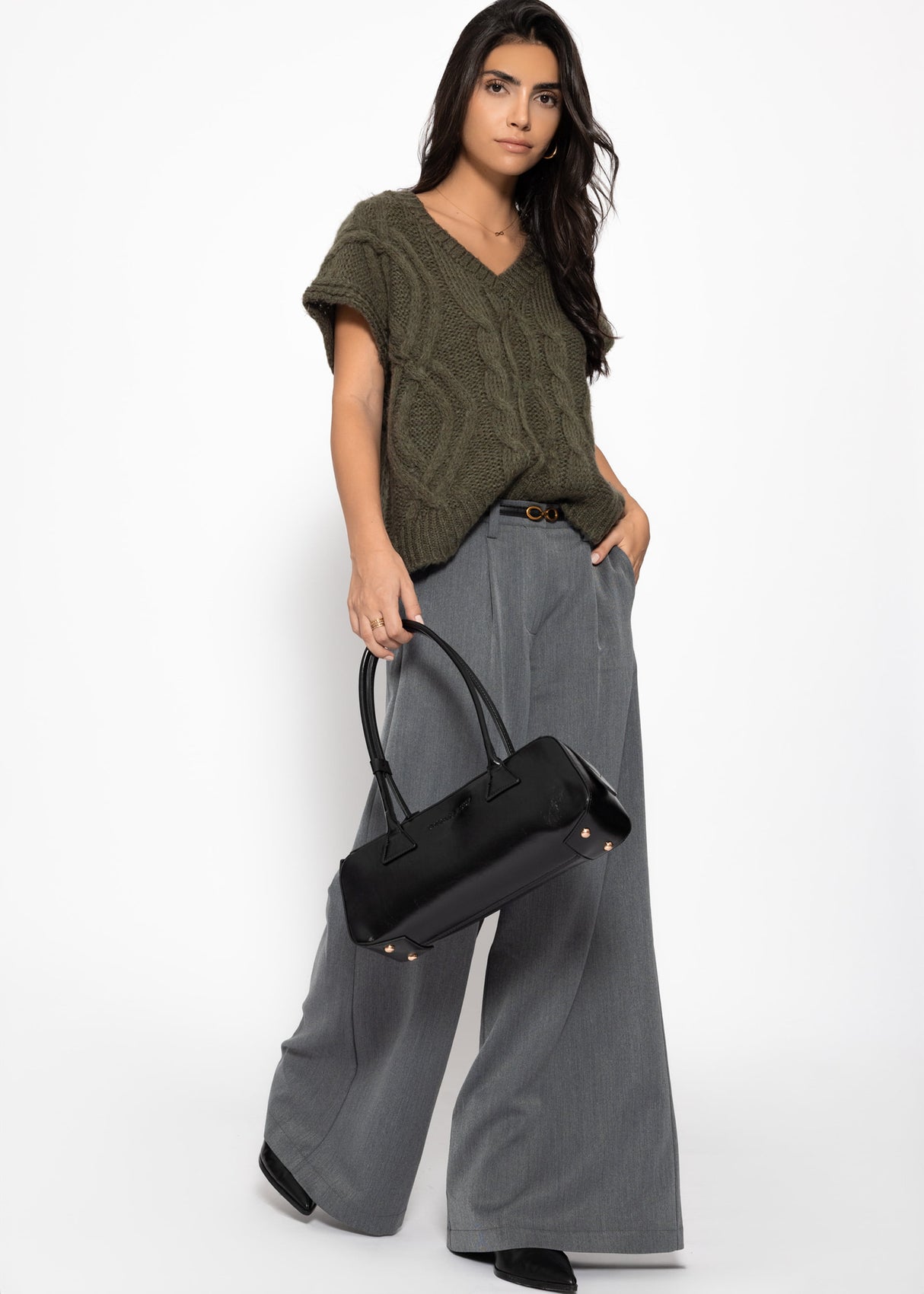 Sleeveless sweater with cable knit pattern and V-neck - green