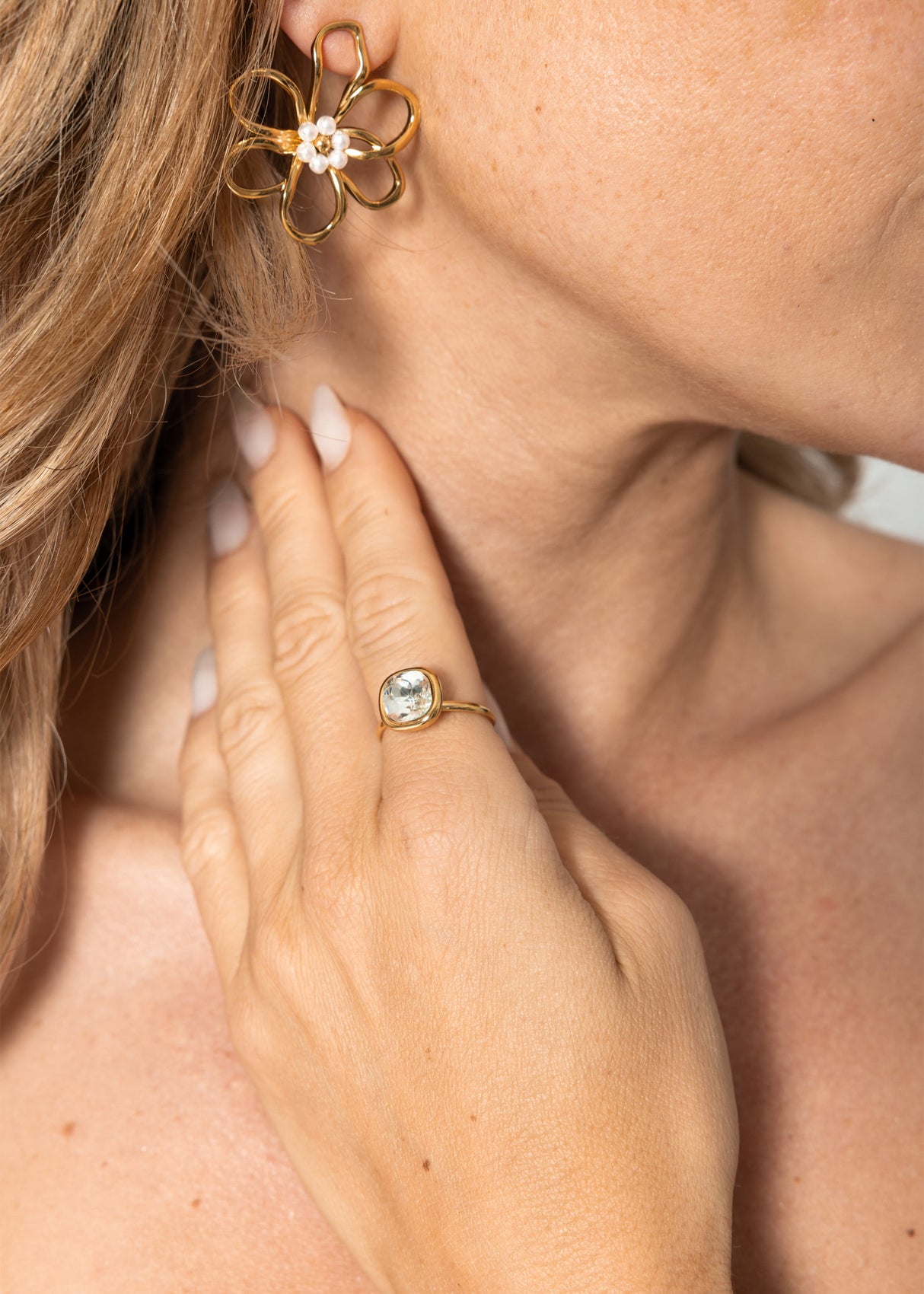 Ring with transparent gemstone - gold