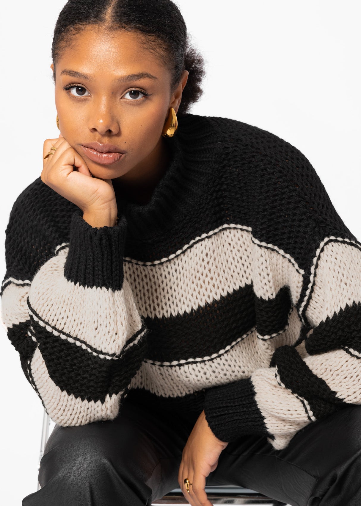 Turtleneck sweater with stripes - black-beige