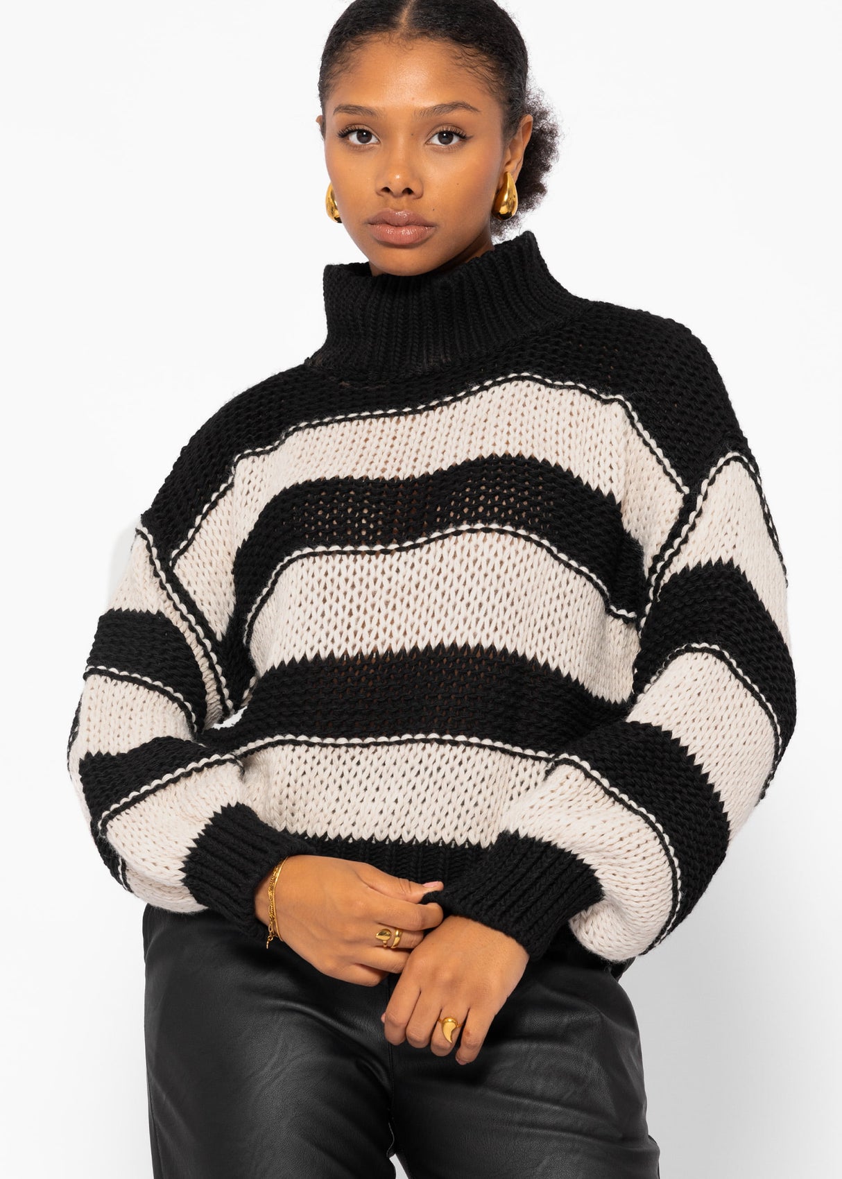 Turtleneck sweater with stripes - black-beige