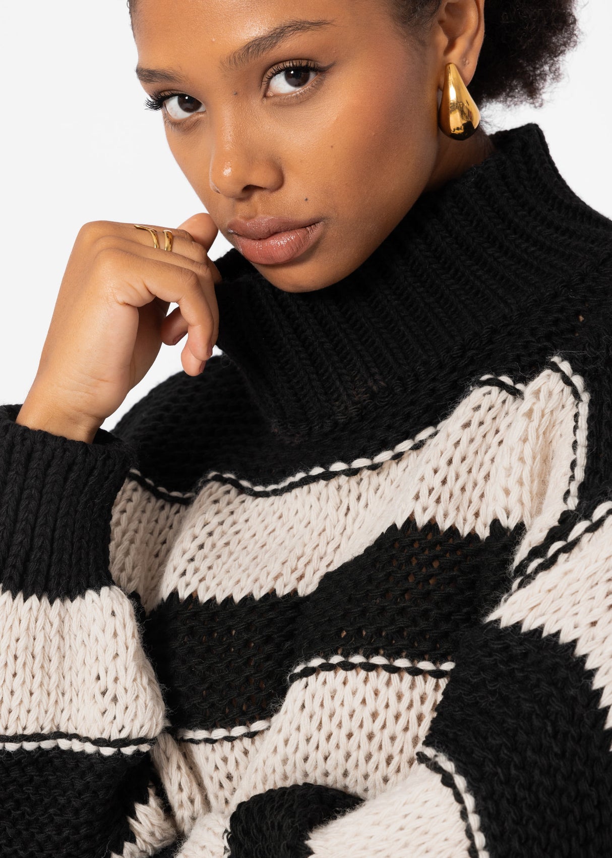 Turtleneck sweater with stripes - black-beige