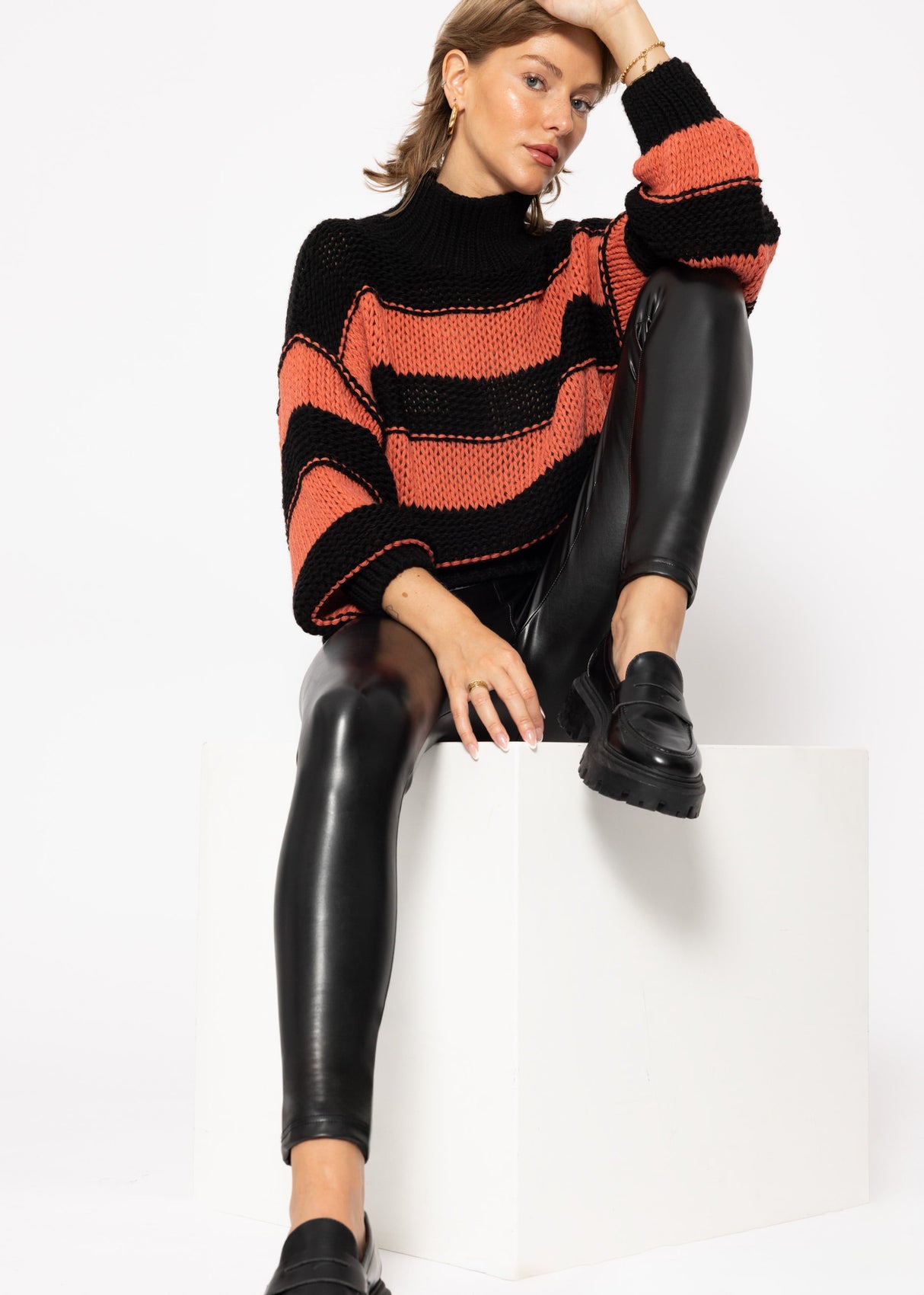 Turtleneck sweater with stripes - black and rust red