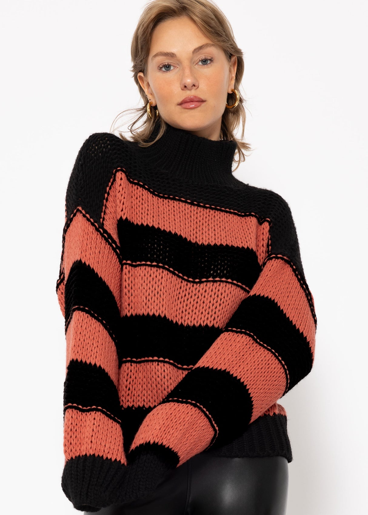 Turtleneck sweater with stripes - black and rust red