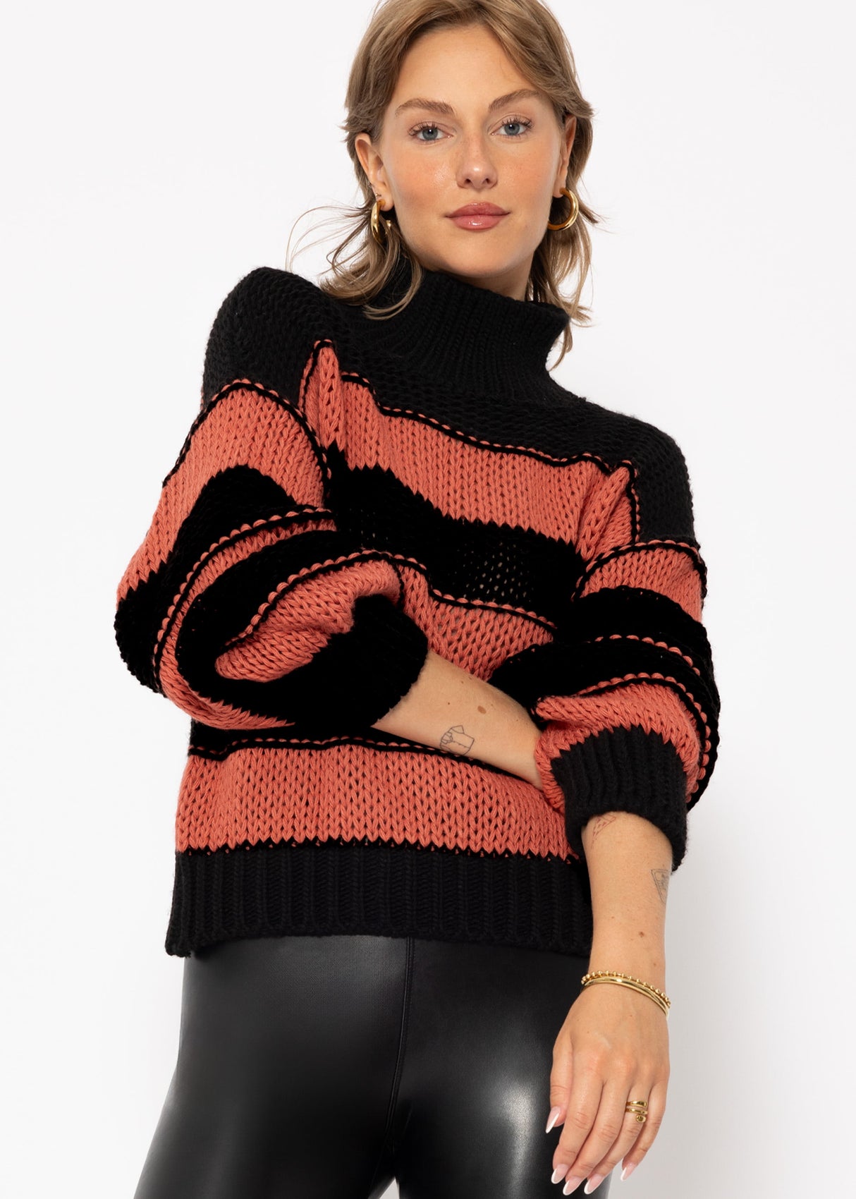 Turtleneck sweater with stripes - black and rust red
