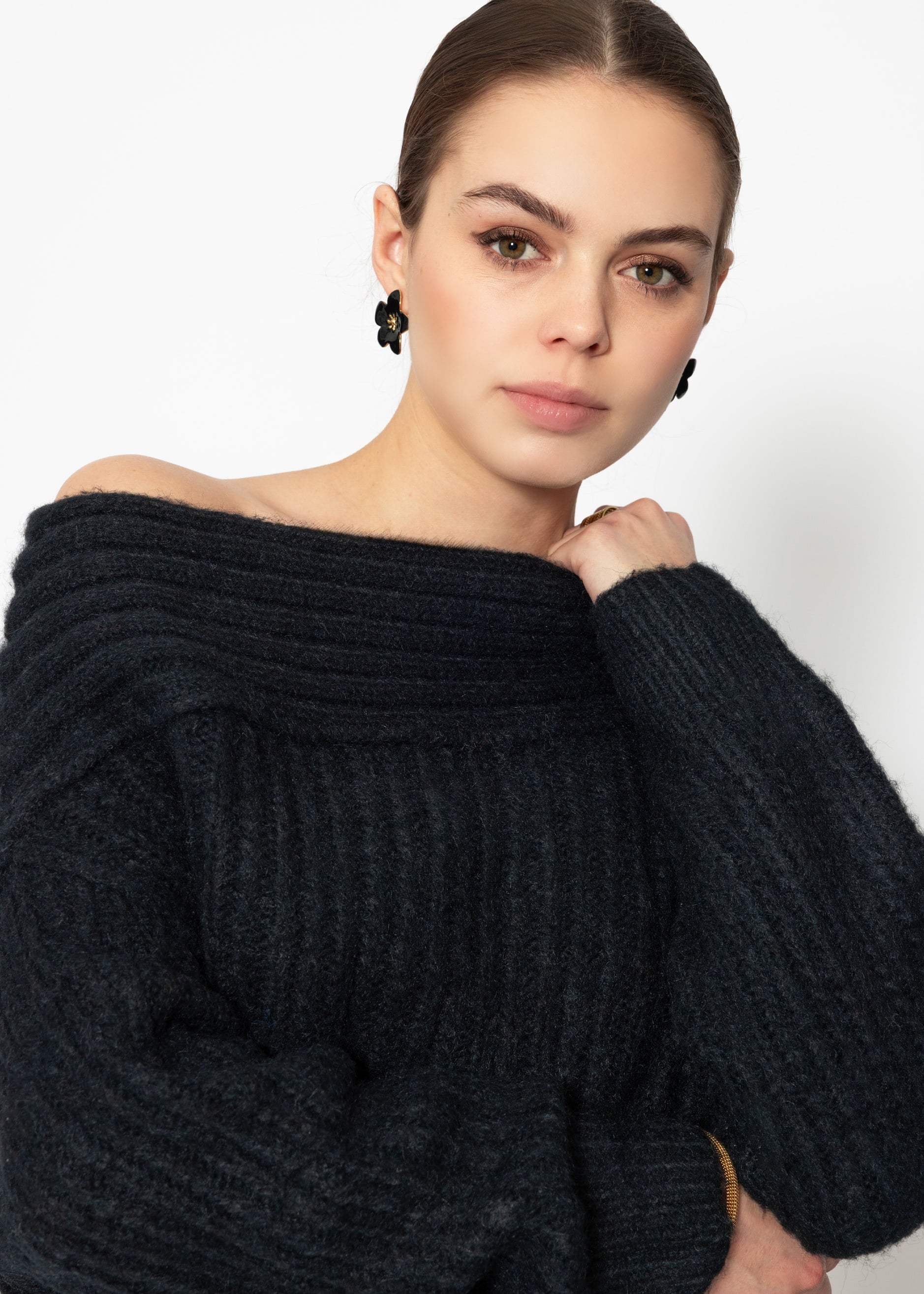 Off-the-shoulder knitted sweater - black