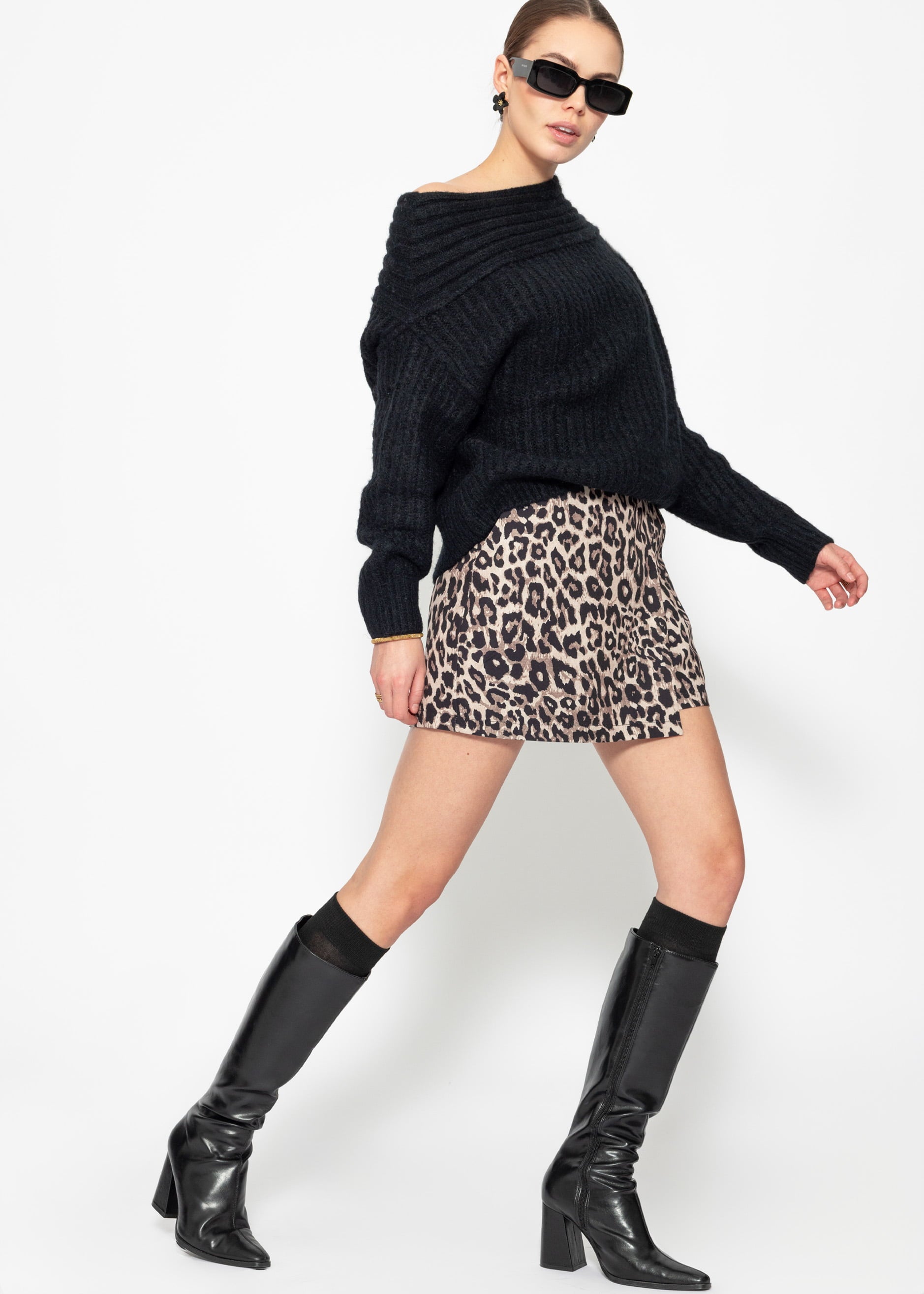 Off-the-shoulder knitted sweater - black