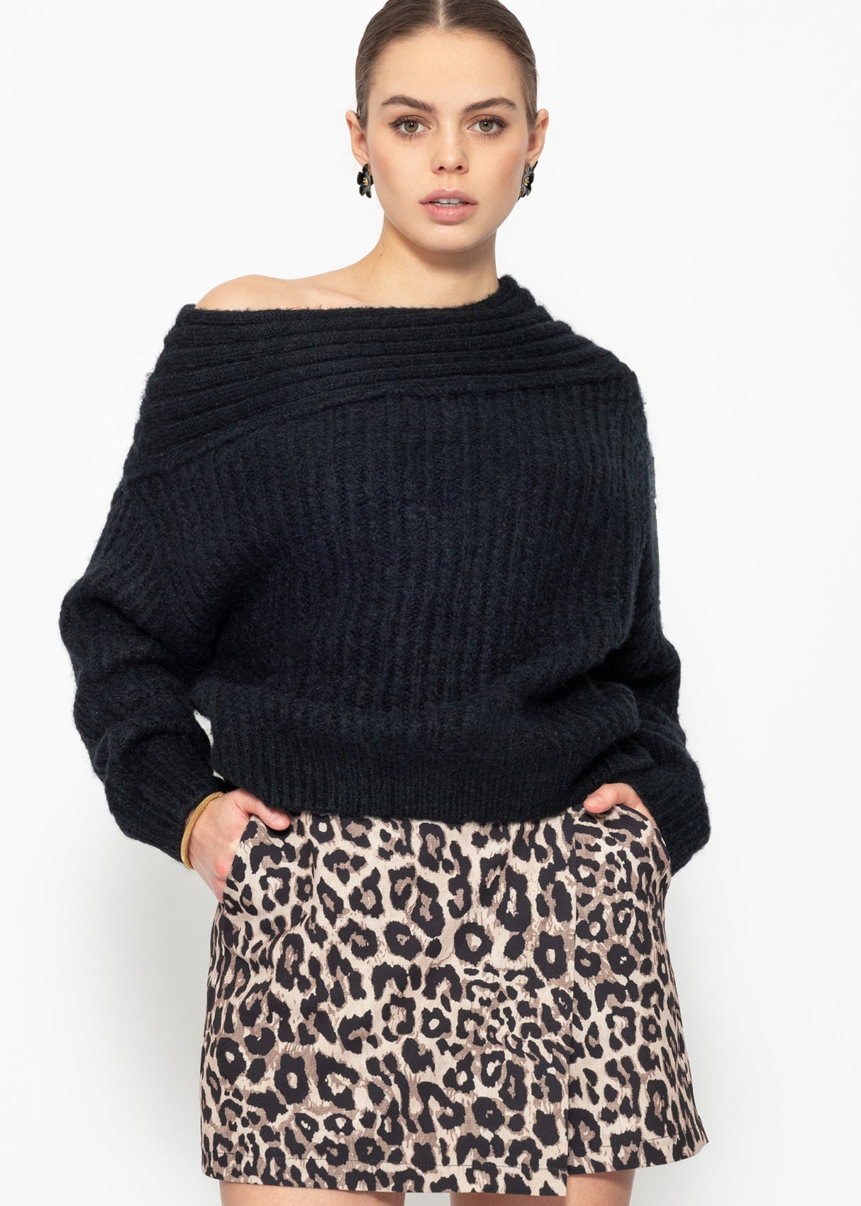 Off-the-shoulder knitted sweater - black