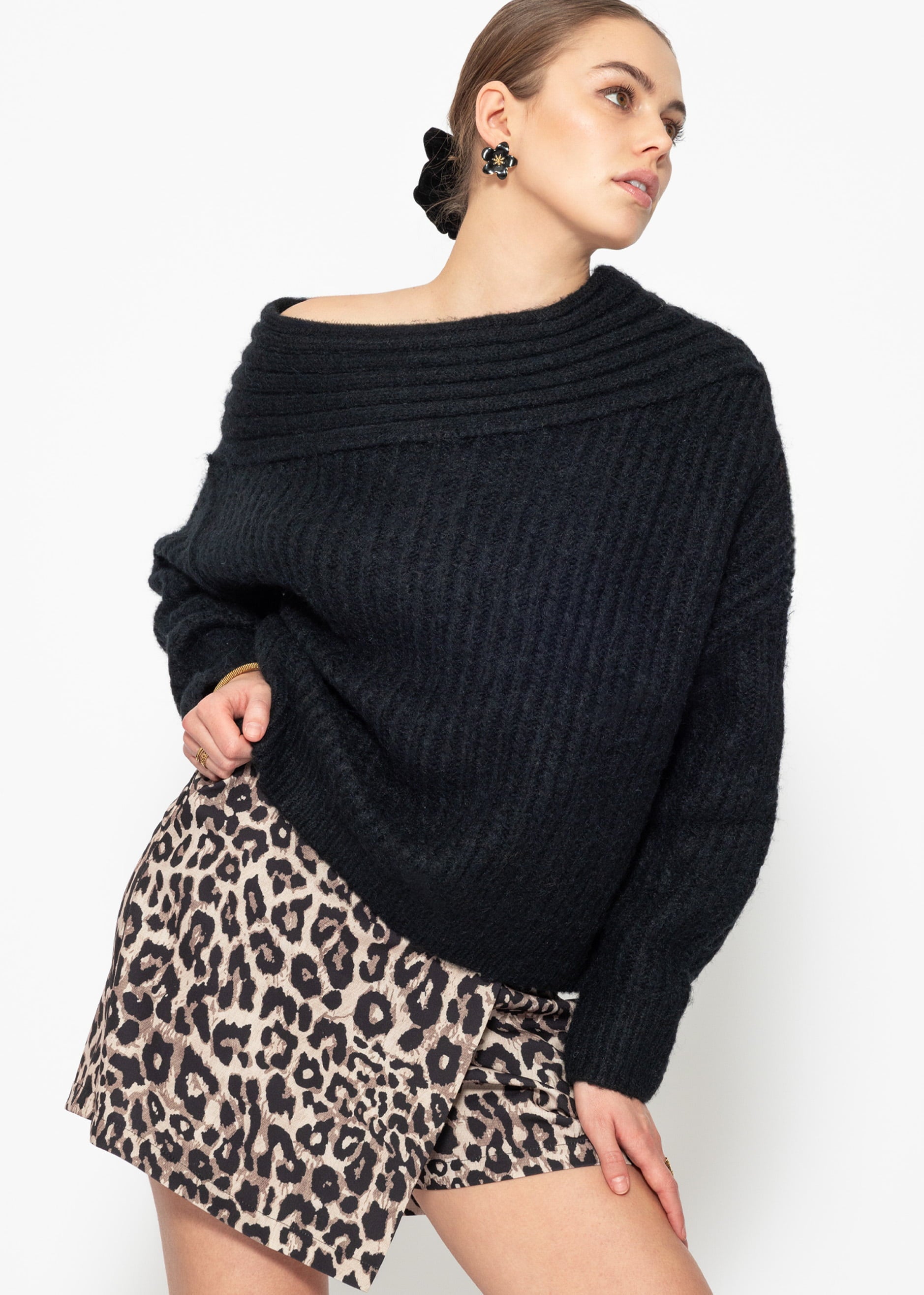 Off-the-shoulder knitted sweater - black