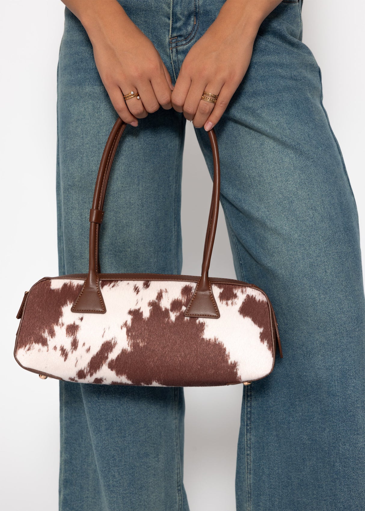 Schultertasche aus Kunstleder mit Kuhprint - braun