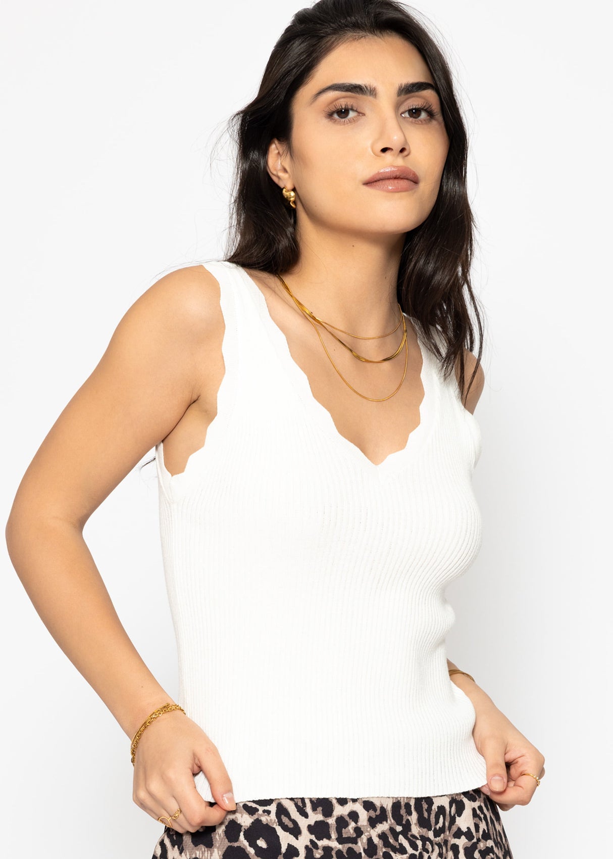 Knitted top with V-neck - off-white