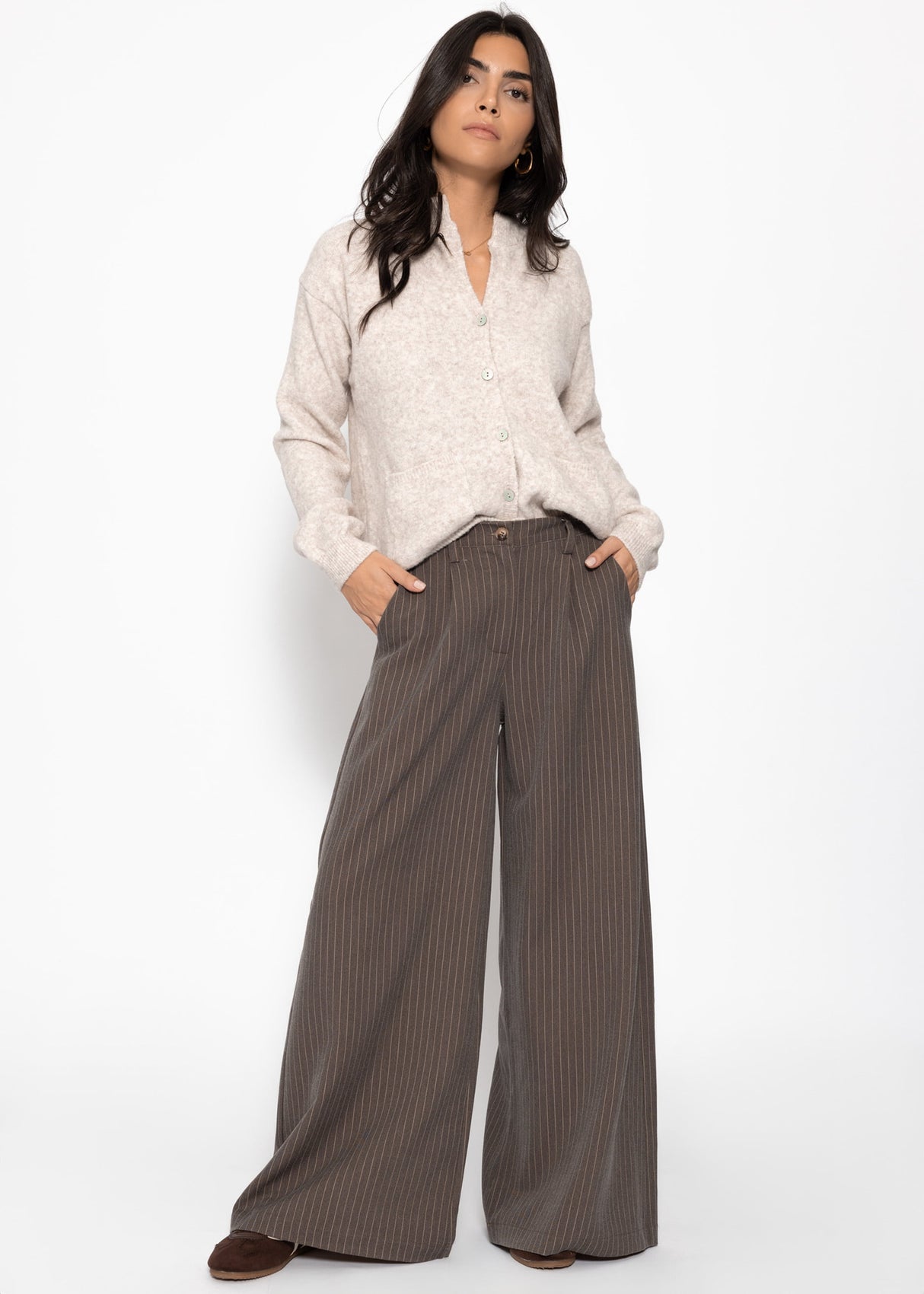 Strickjacke mit aufgesetzten Taschen - greige