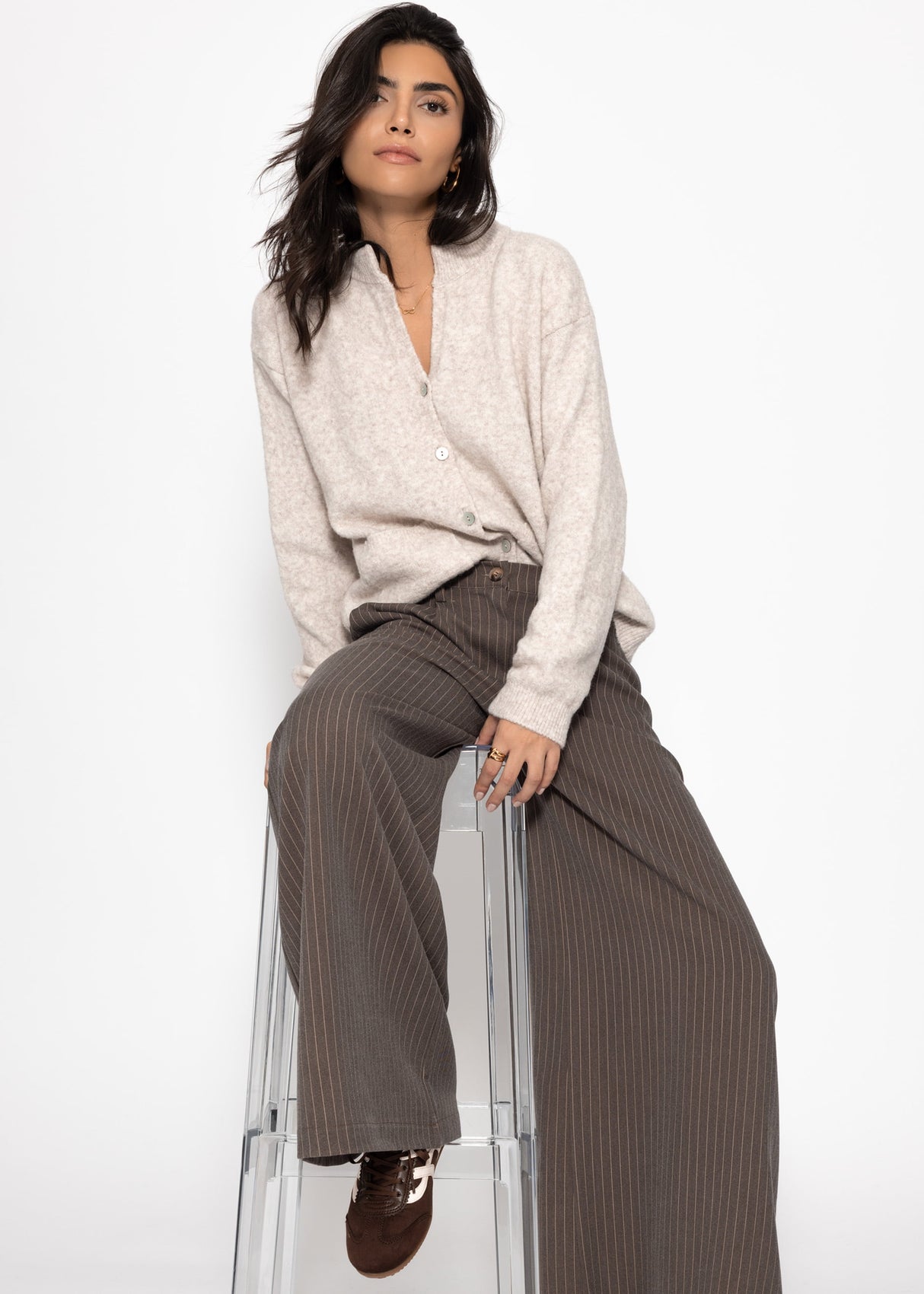 Strickjacke mit aufgesetzten Taschen - greige