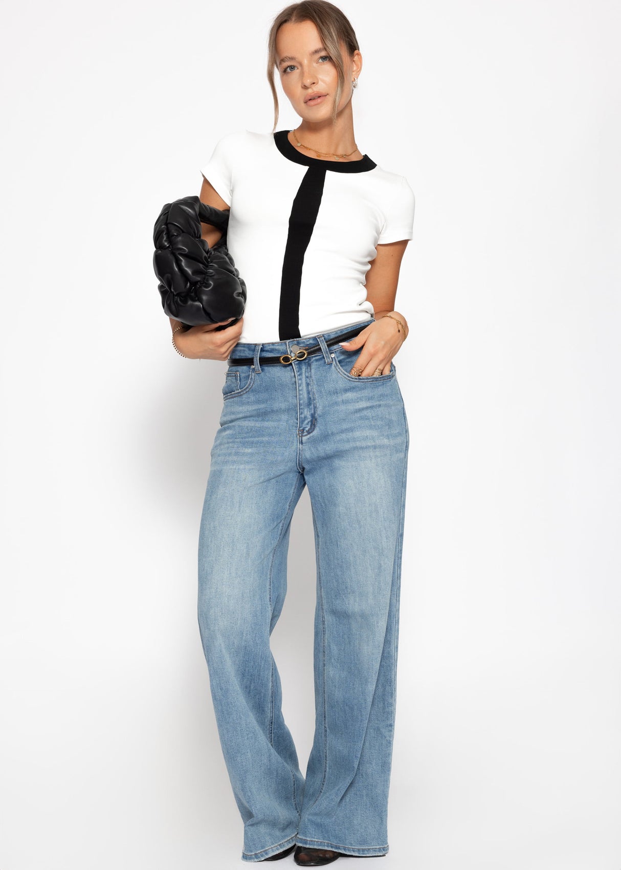 T -shirt with black aperture - white