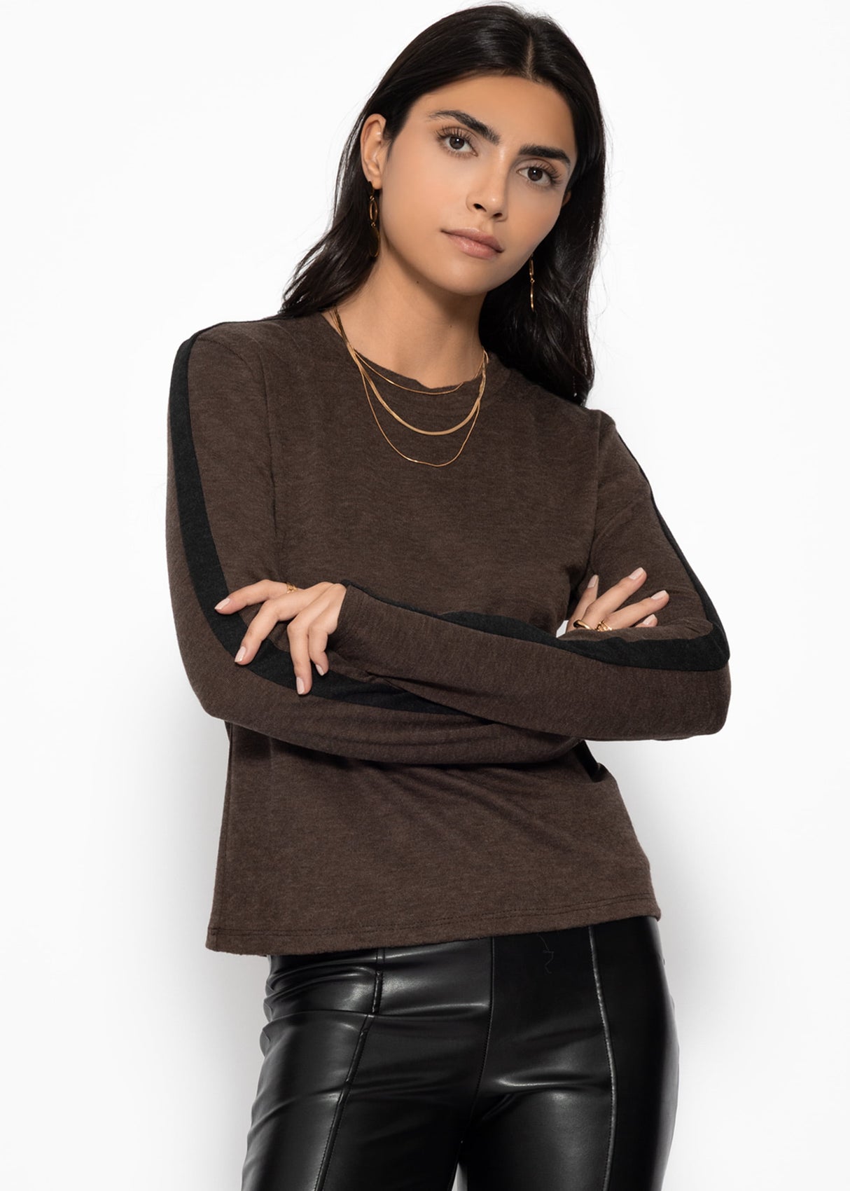Thermal long-sleeved shirt with contrasting sleeves - brown
