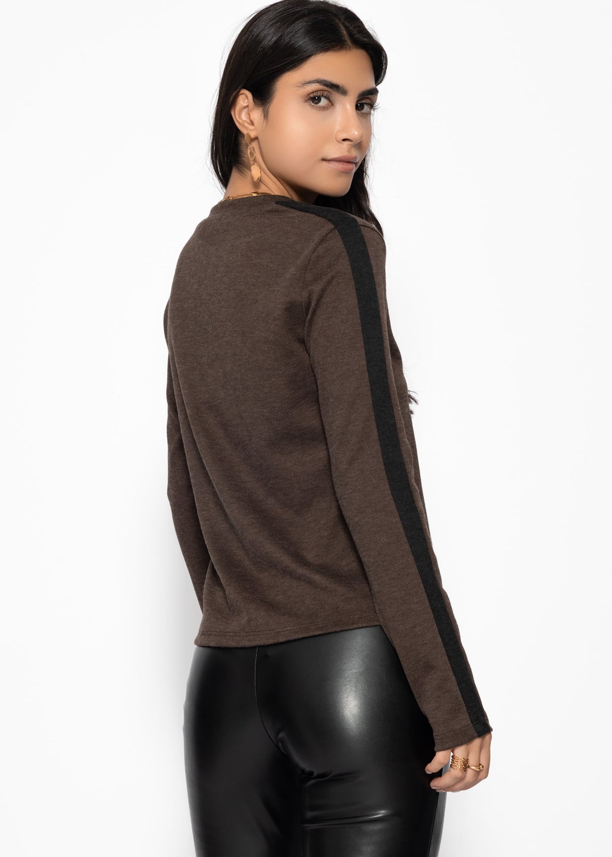Thermal long-sleeved shirt with contrasting sleeves - brown
