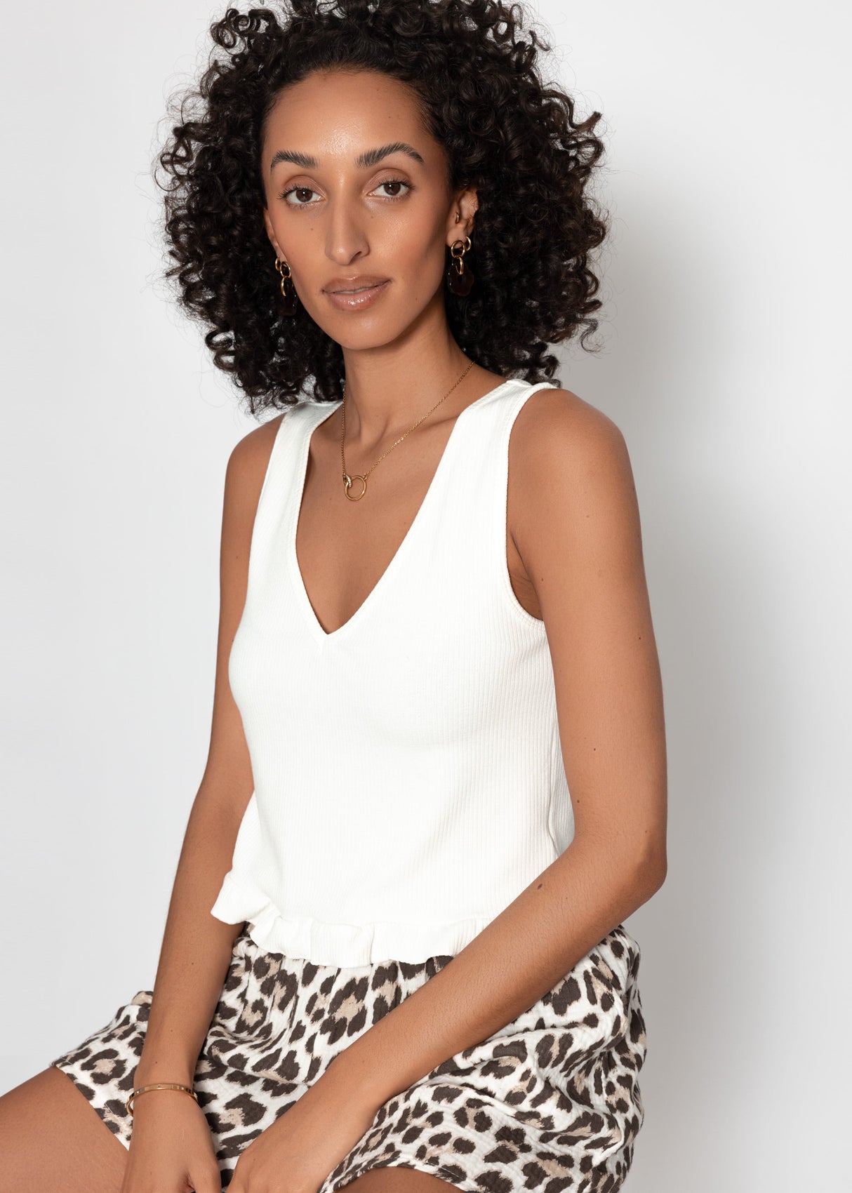 Top with ruffles - white