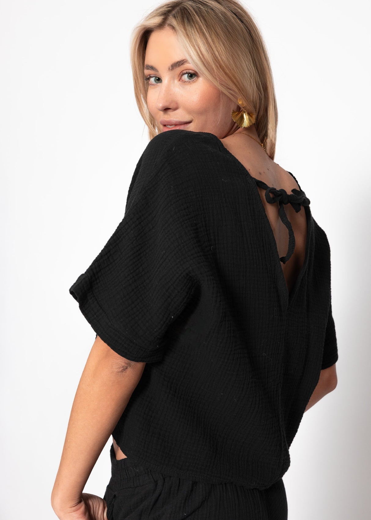 Muslin V-neck shirt - black