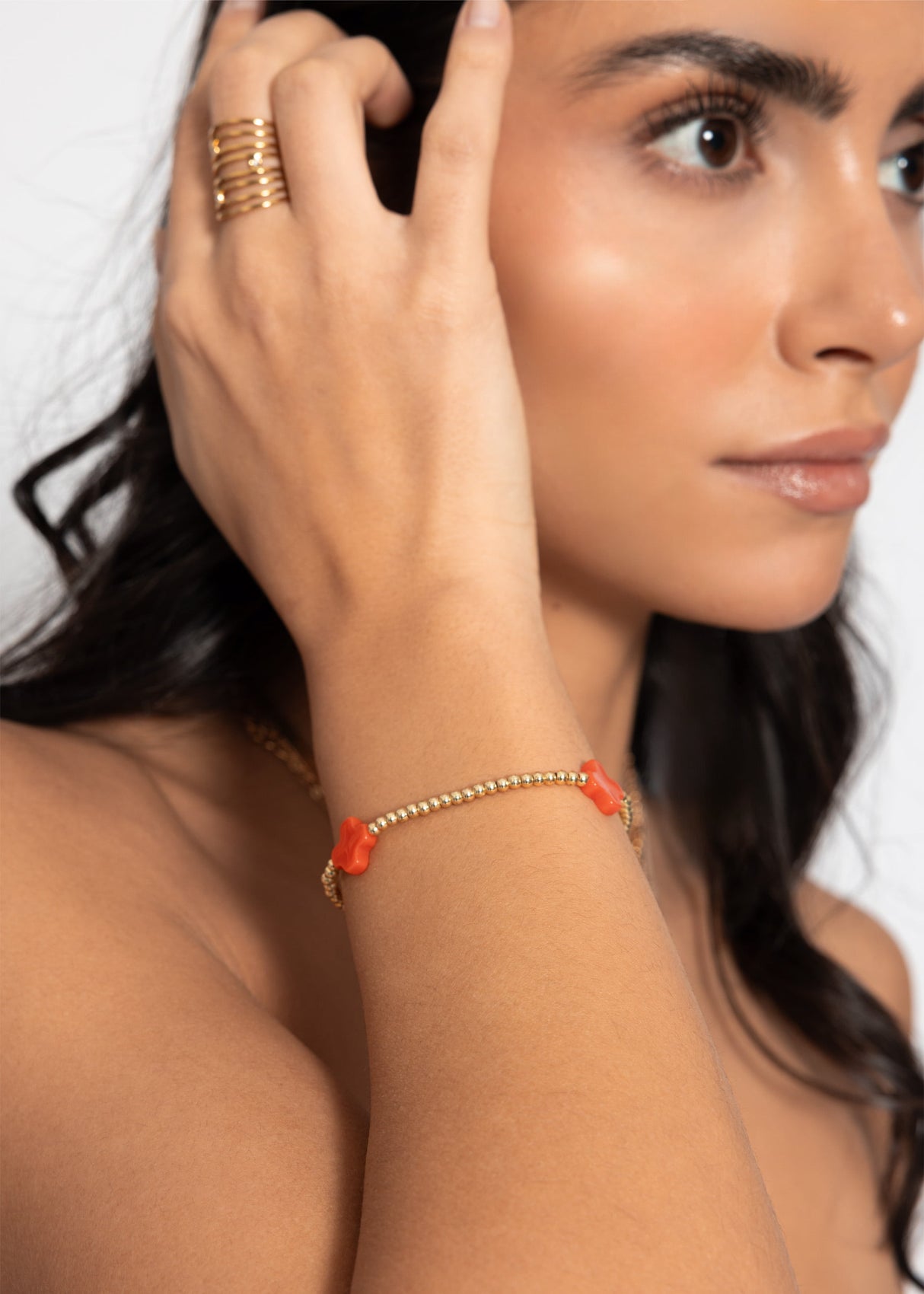 Armband mit roten Schmucksteinen - gold