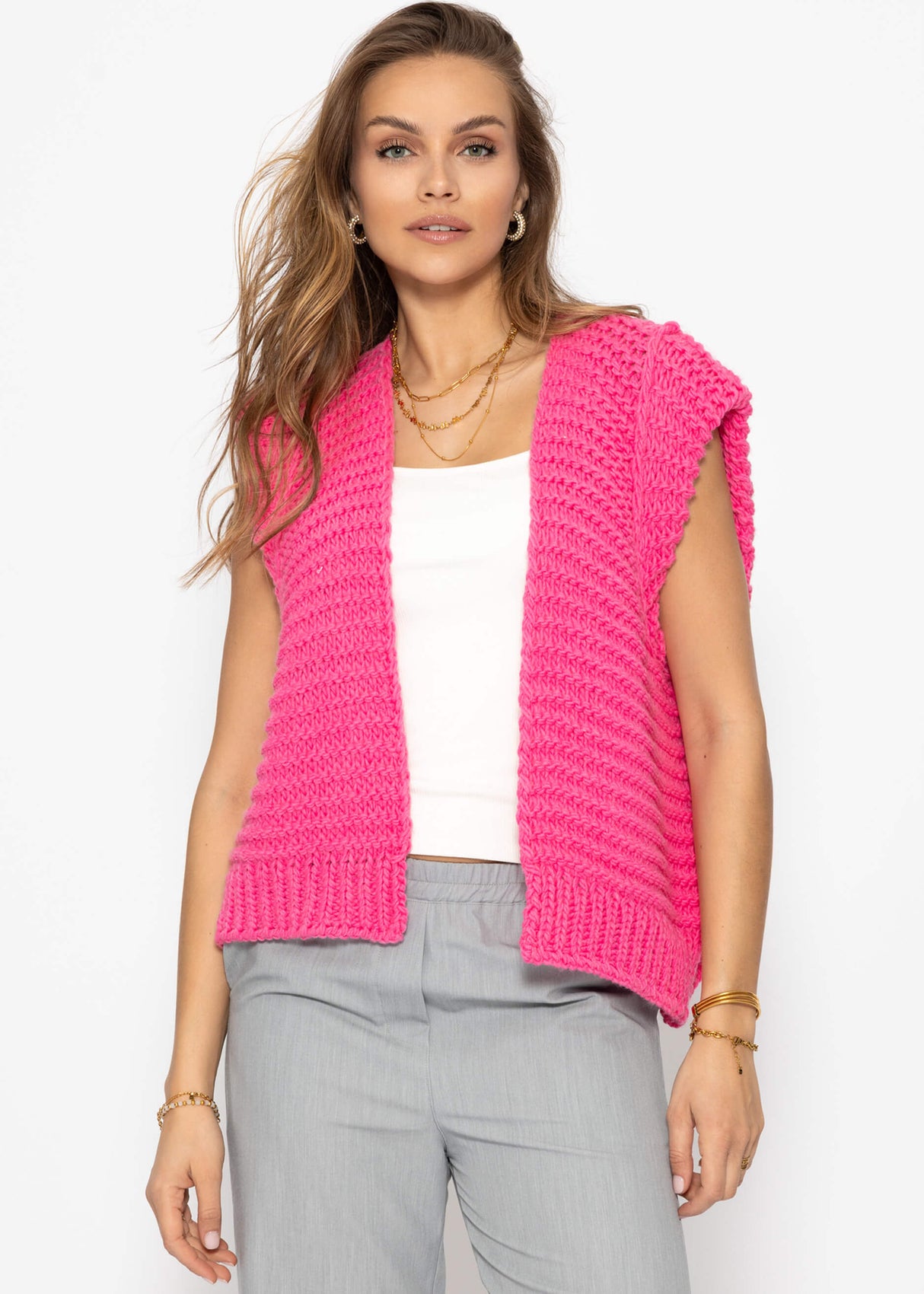 Sleeveless knitted vest with structured shoulders - pink