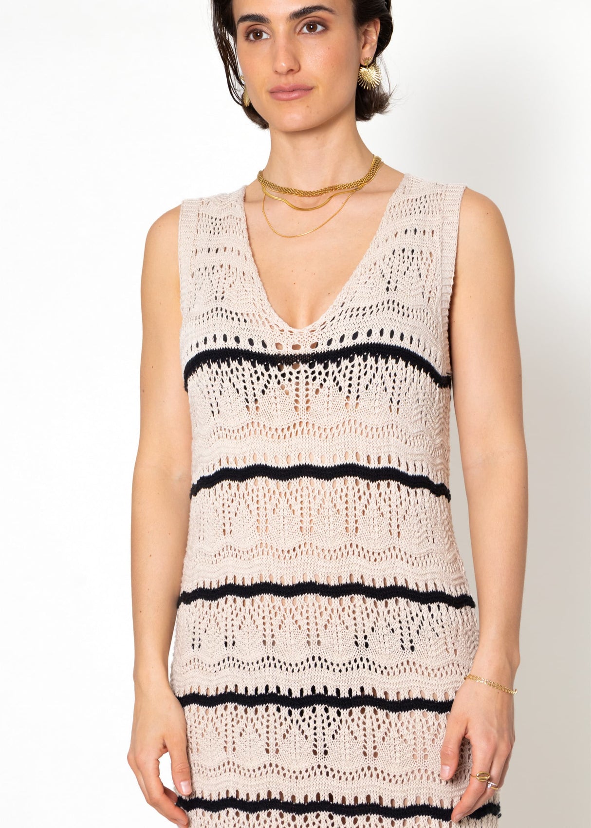 Ärmelloses Strickkleid mit Strukturmuster - beige-schwarz