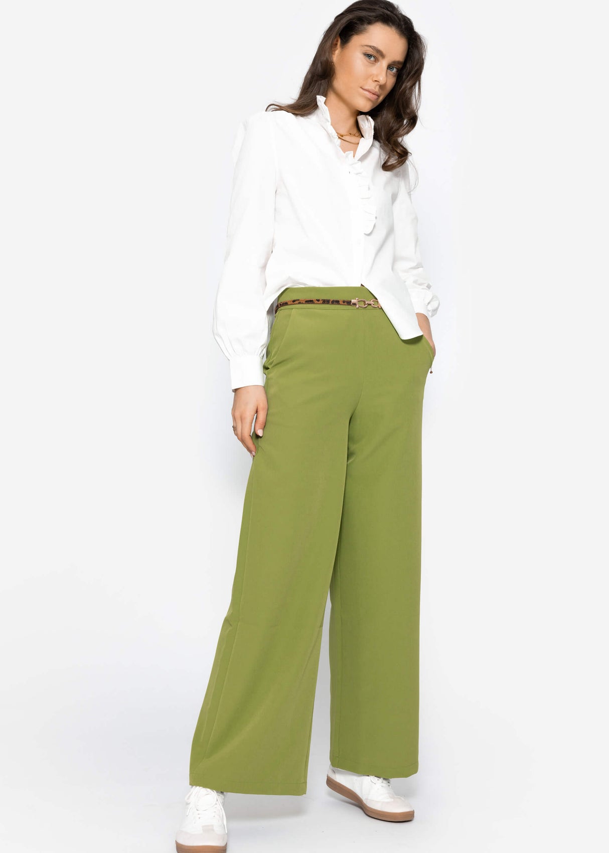 Cotton blouse with ruffles - white