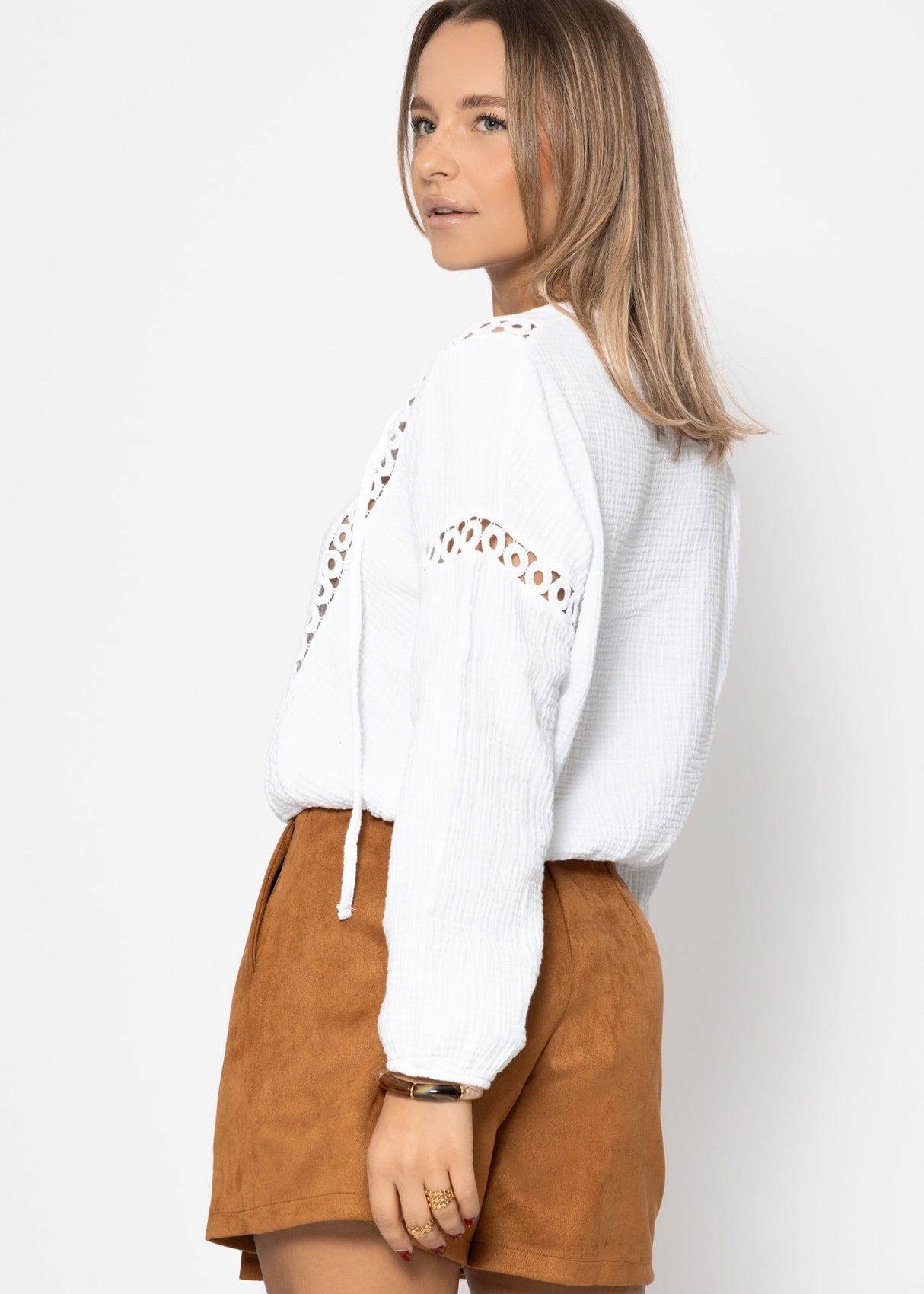 Bluse aus Musselin mit Spitzeneinsatz - weiß