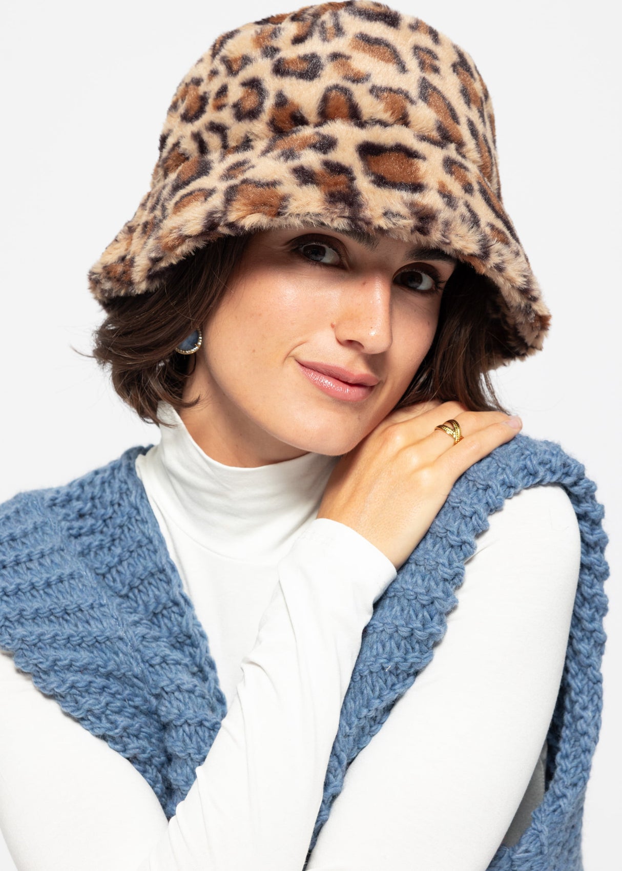 Hut aus Kunstfell mit Leo-Print - beige