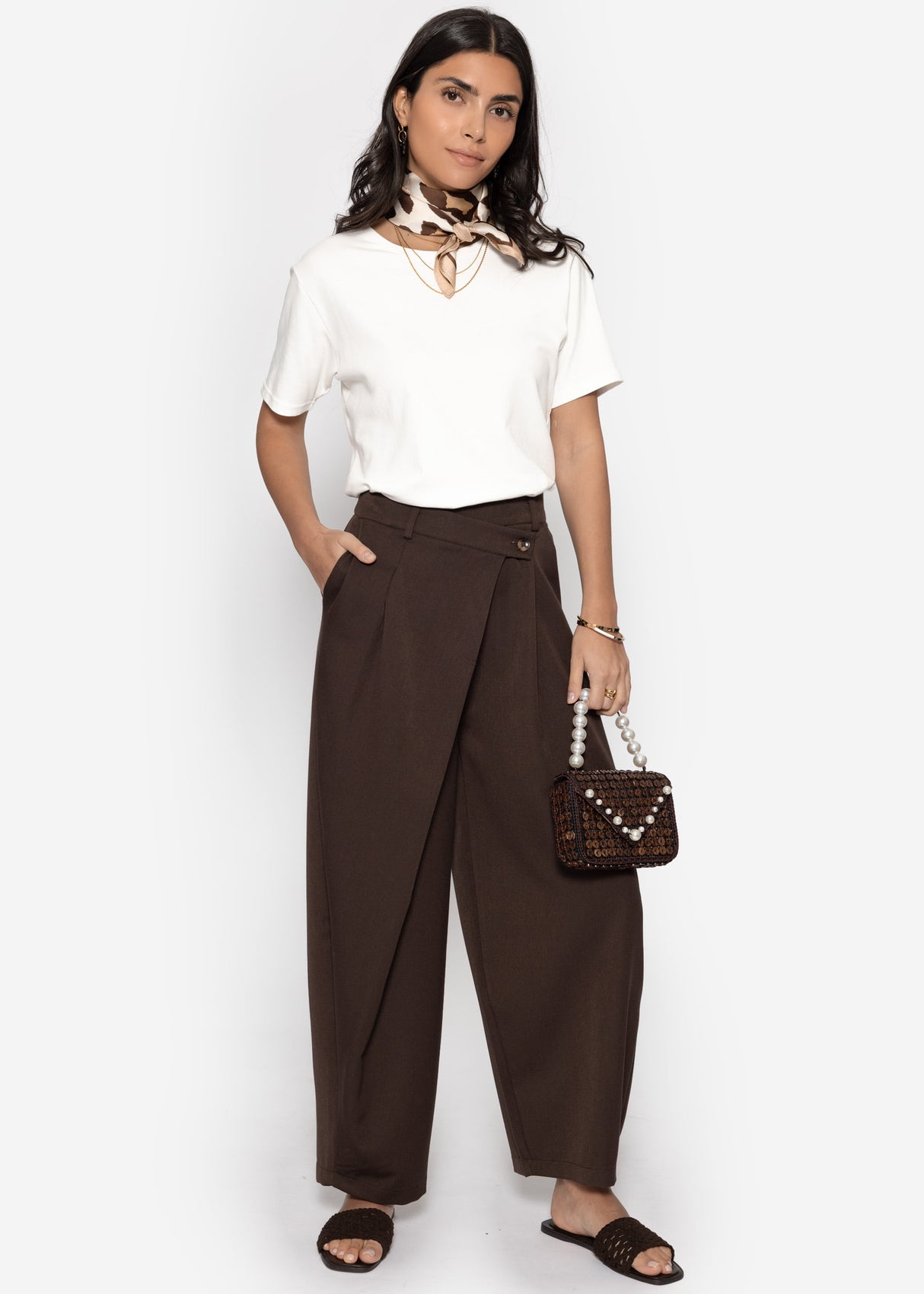 Pleated trousers with asymmetric waistband - brown