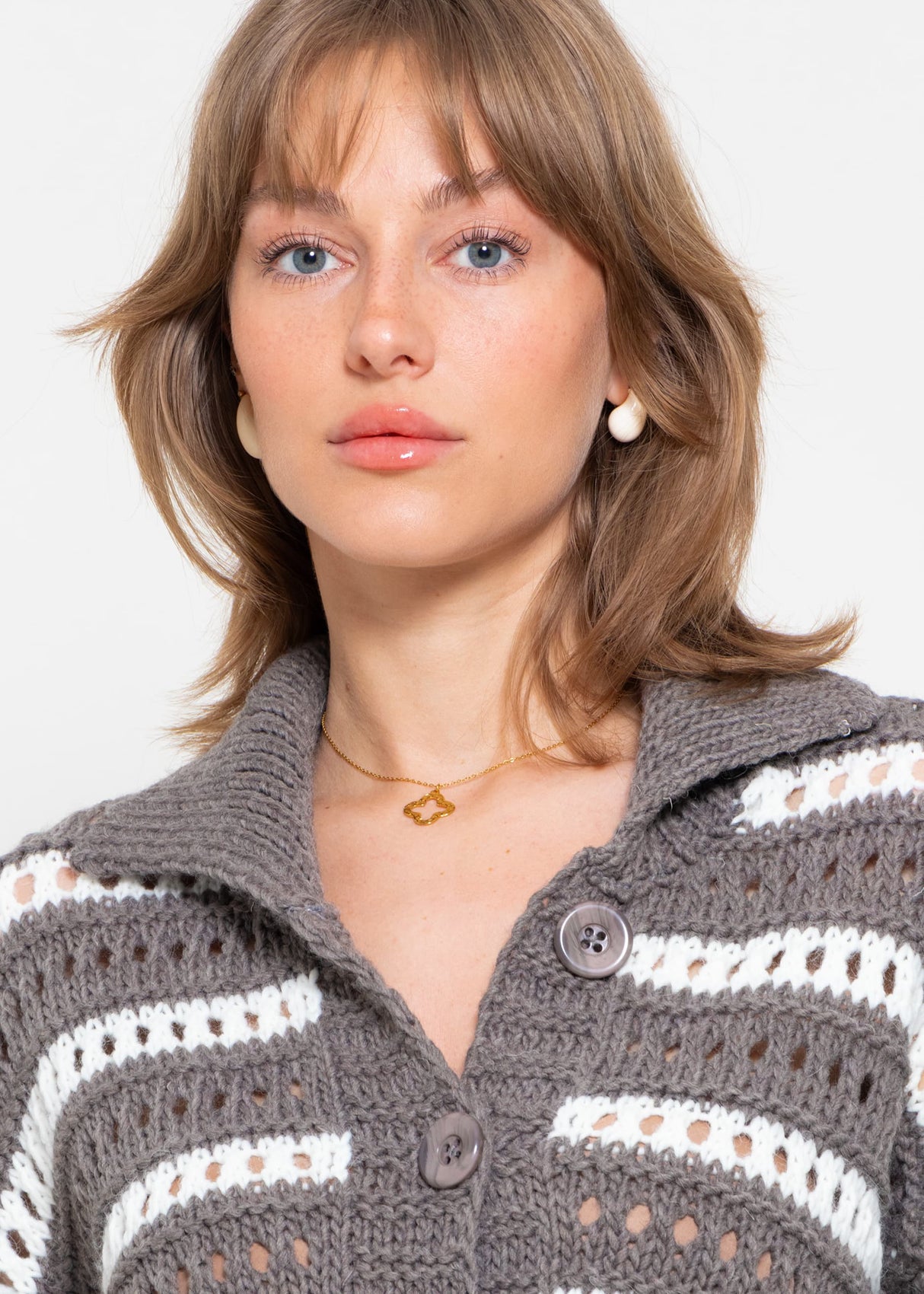 Cardigan in Ajourstrick mit Kragen - taupe-weiß