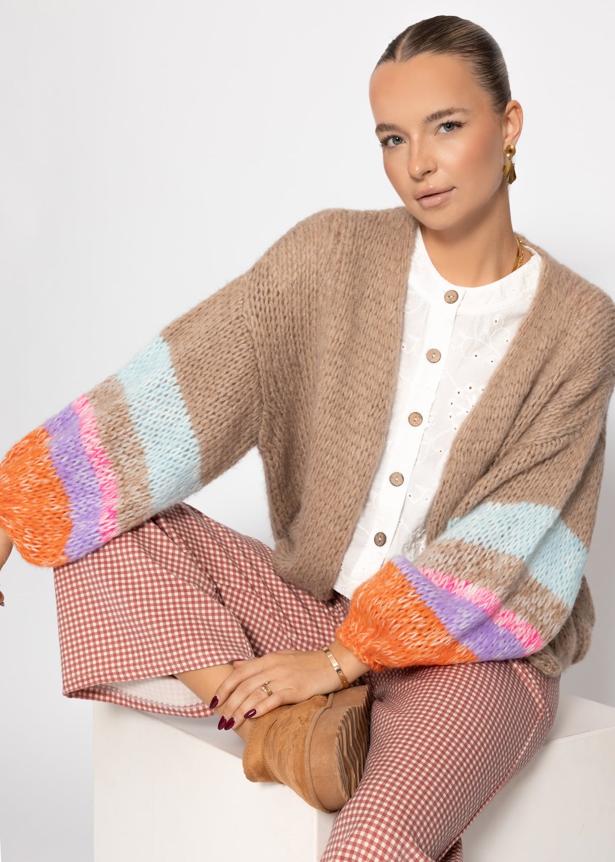 Cardigan with colorful statement sleeves - beige