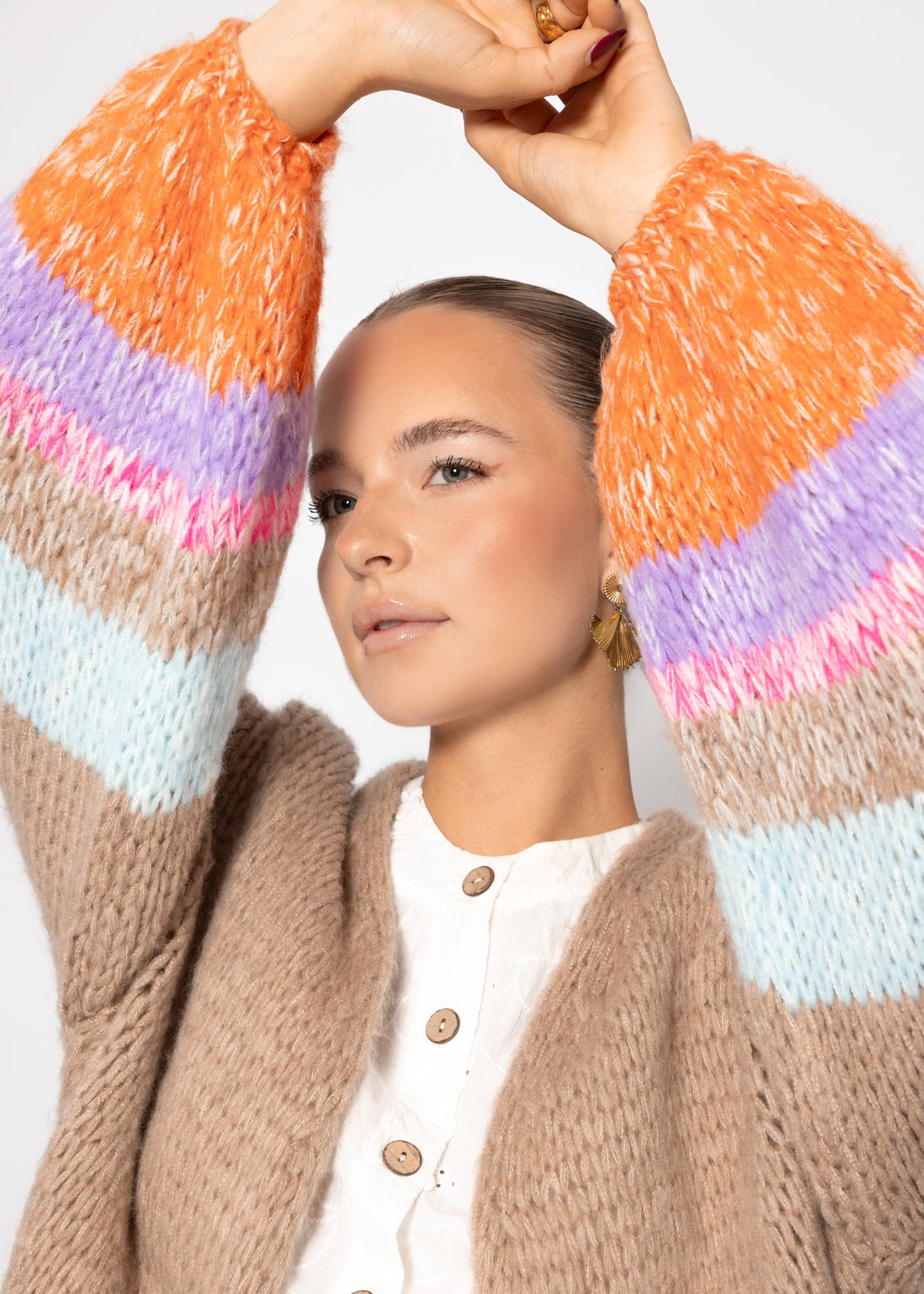 Cardigan with colorful statement sleeves - beige