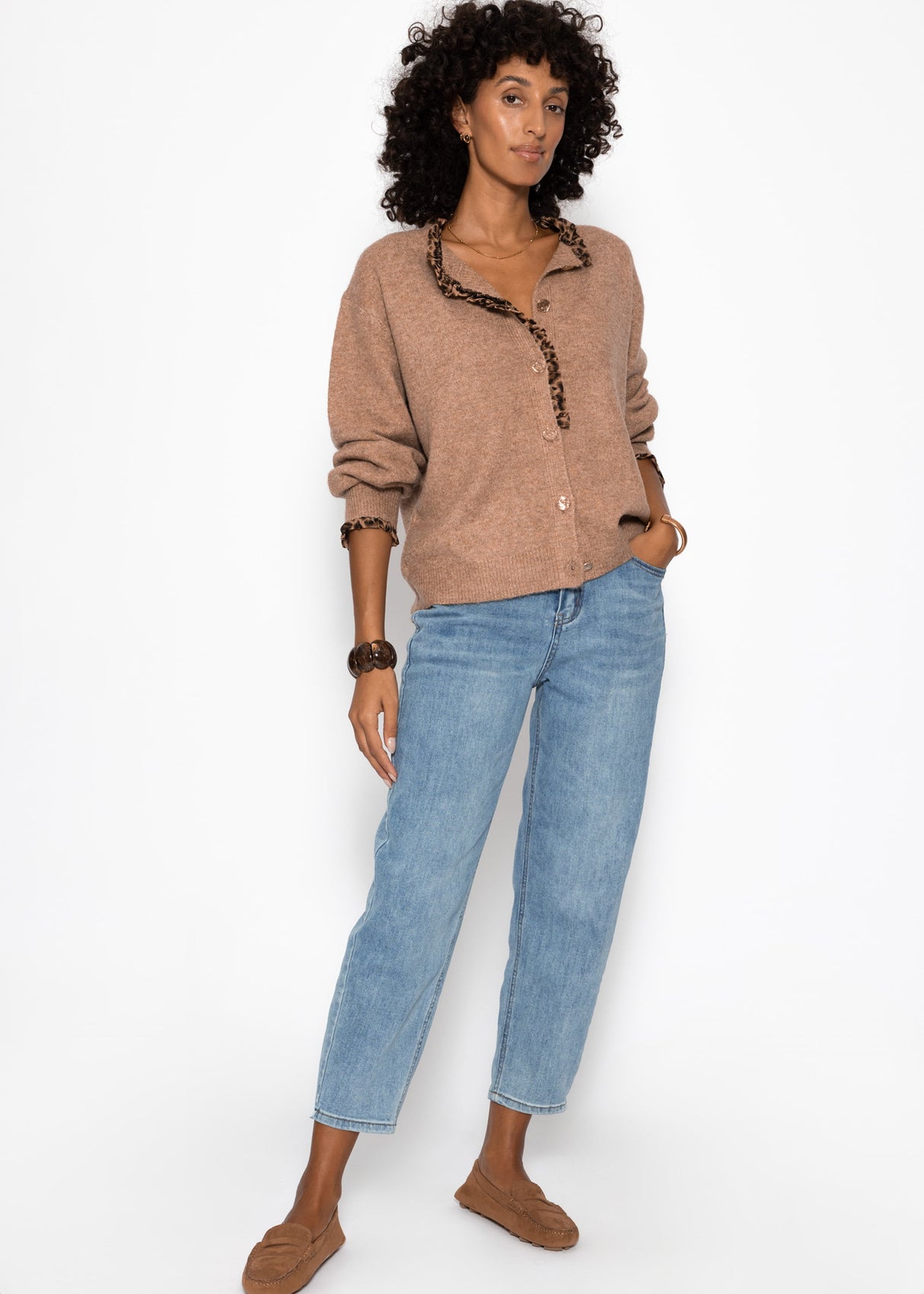 Cardigan mit Rüschen im Leo-Print - camel