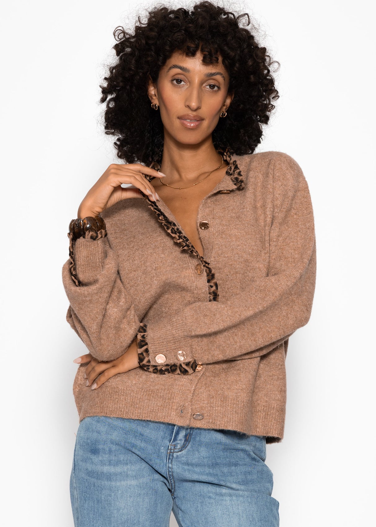 Cardigan mit Rüschen im Leo-Print - camel