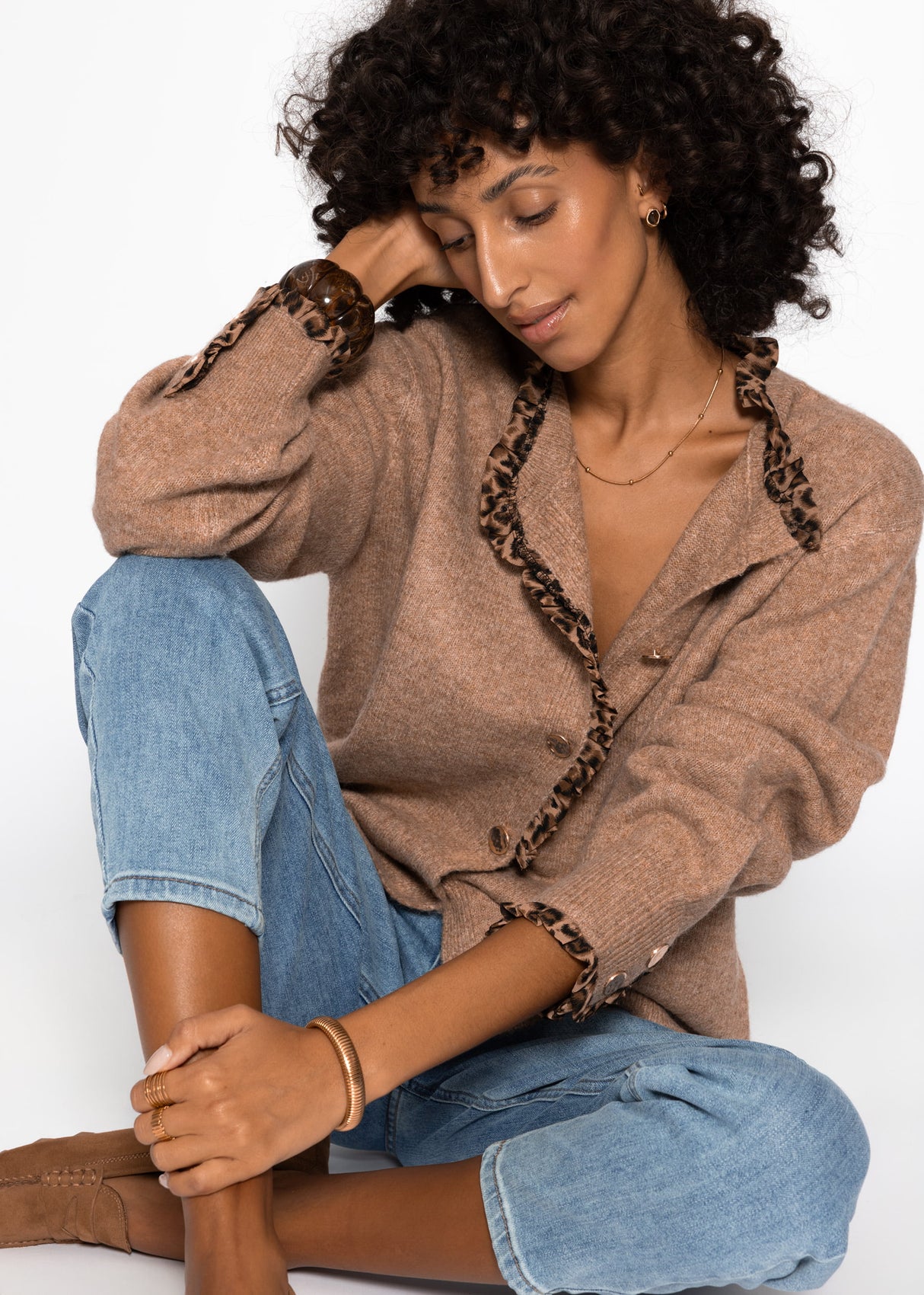 Cardigan mit Rüschen im Leo-Print - camel