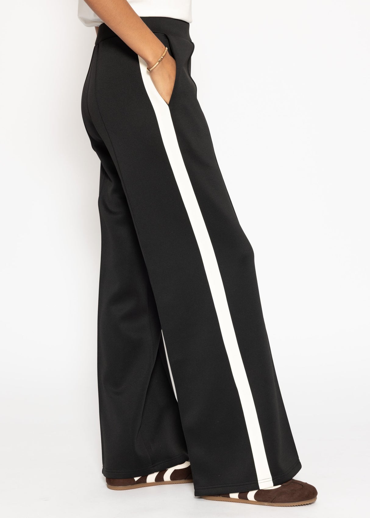 Casual Hose mit weißen Seitenstreifen - schwarz