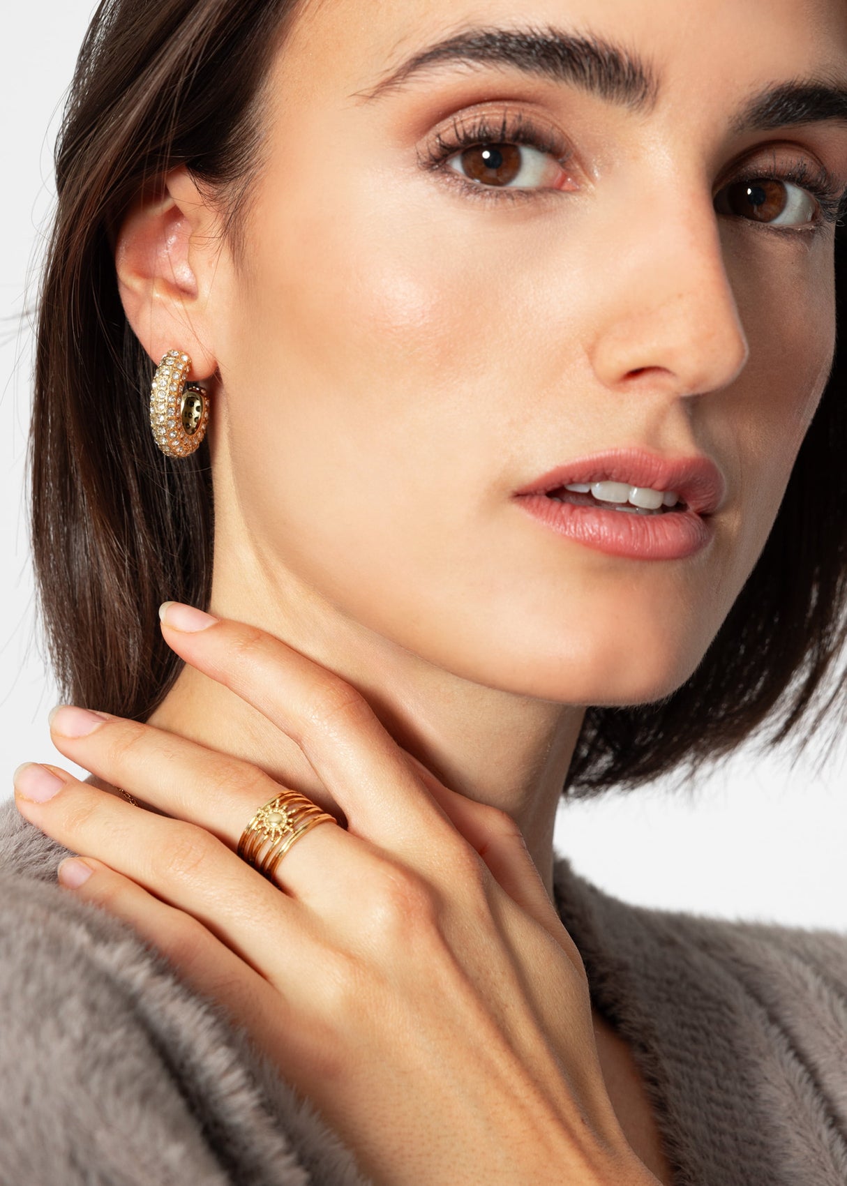 Hoop earrings with glitter stones - gold