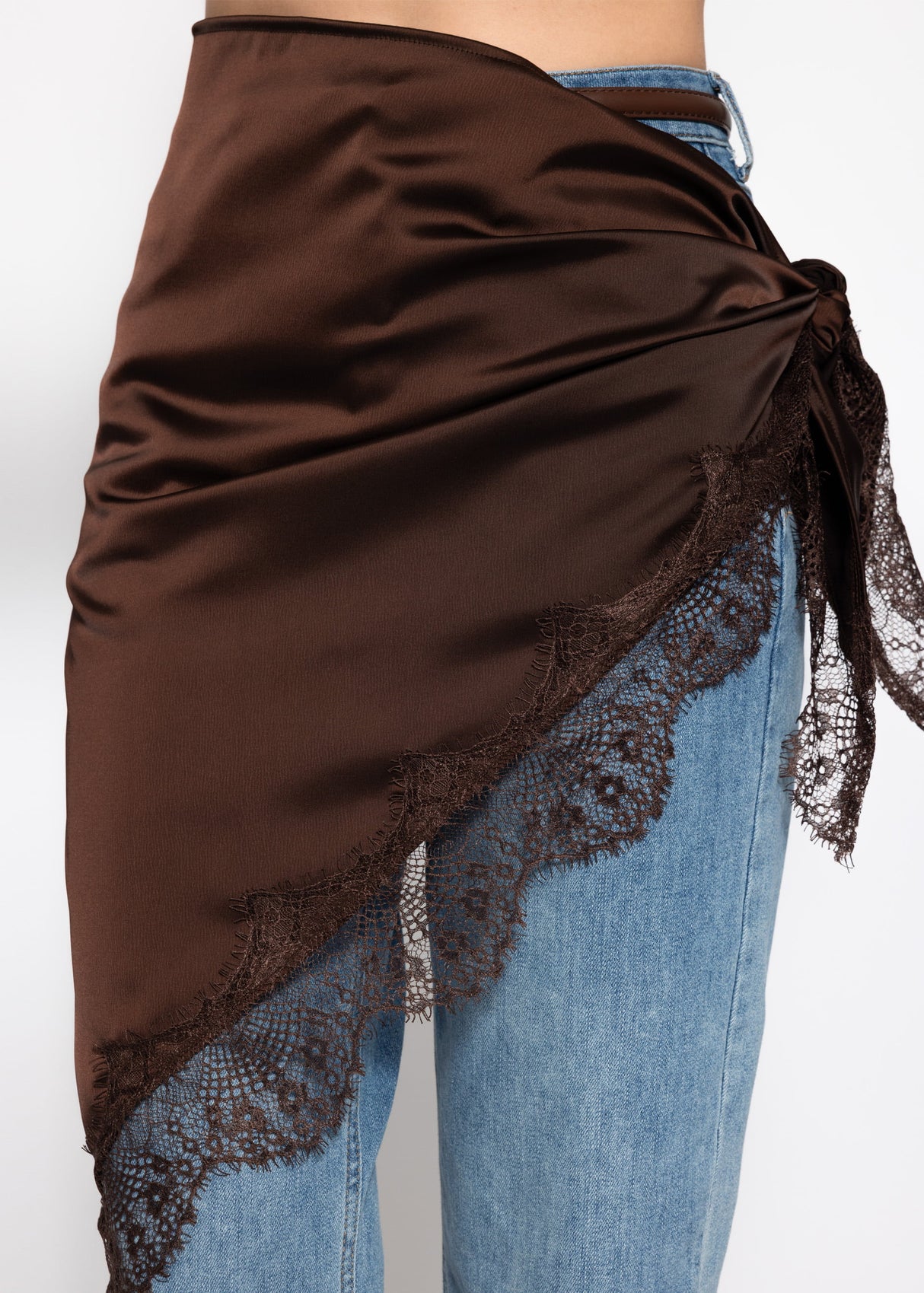 Triangular scarf with lace trim - brown
