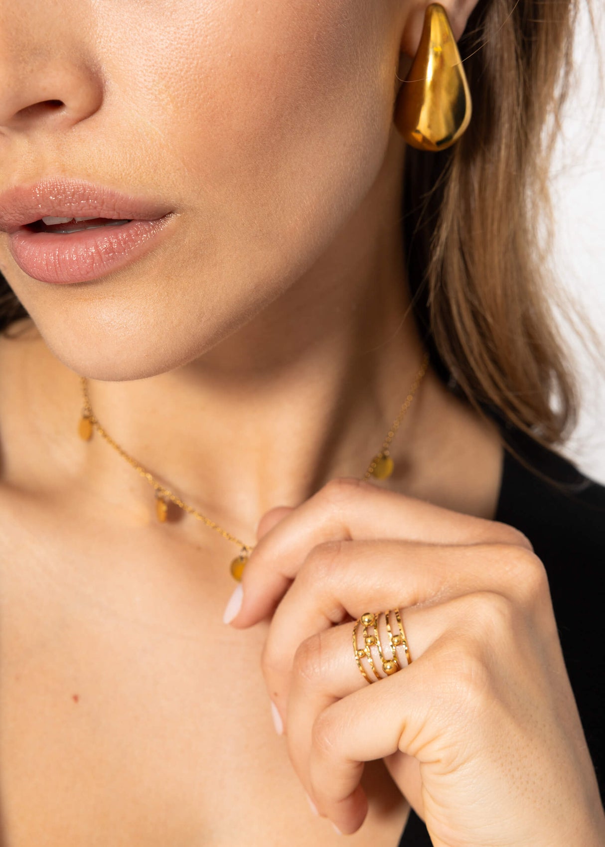 Delicate ring with delicate balls, gold