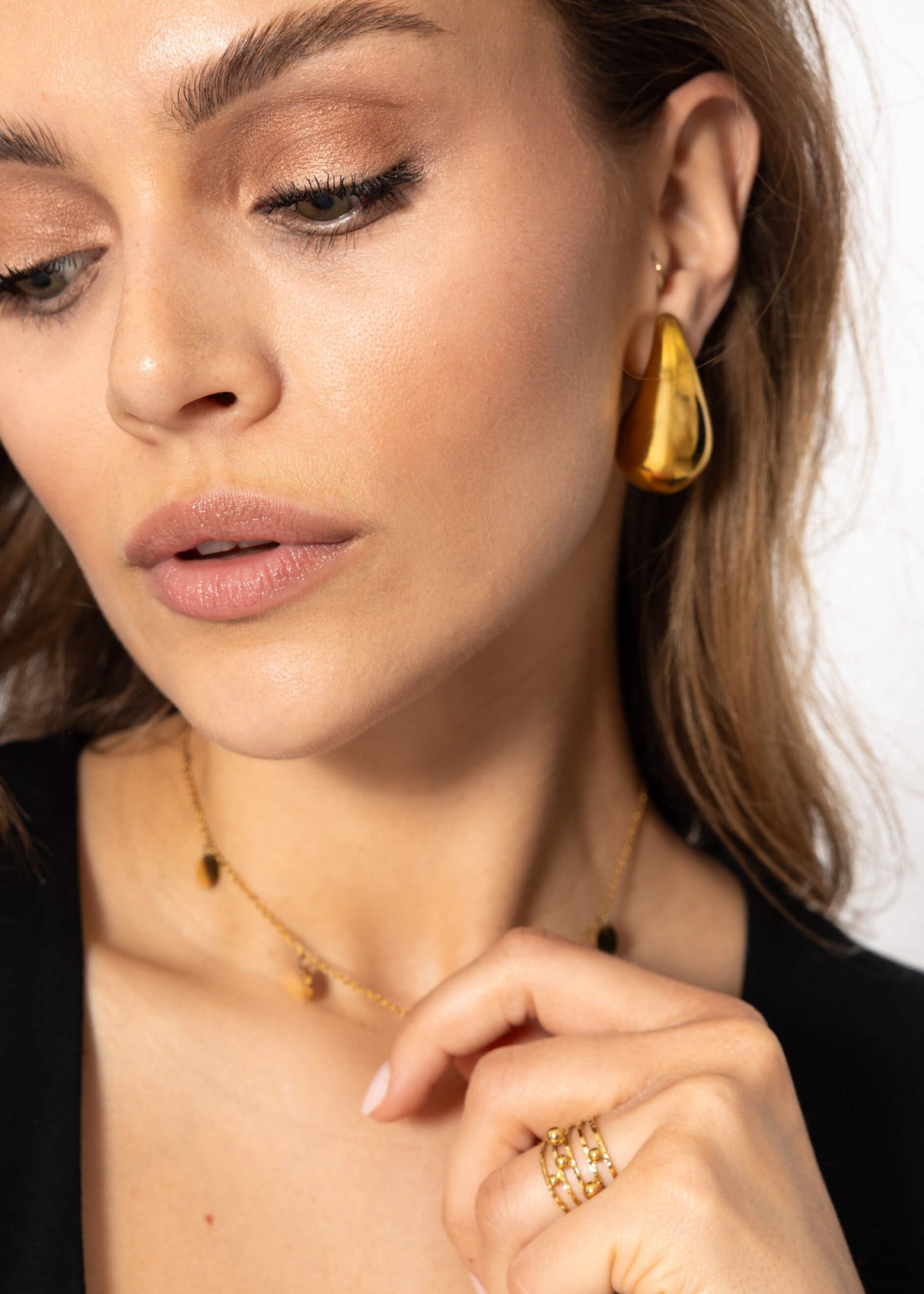 Delicate ring with delicate balls, gold