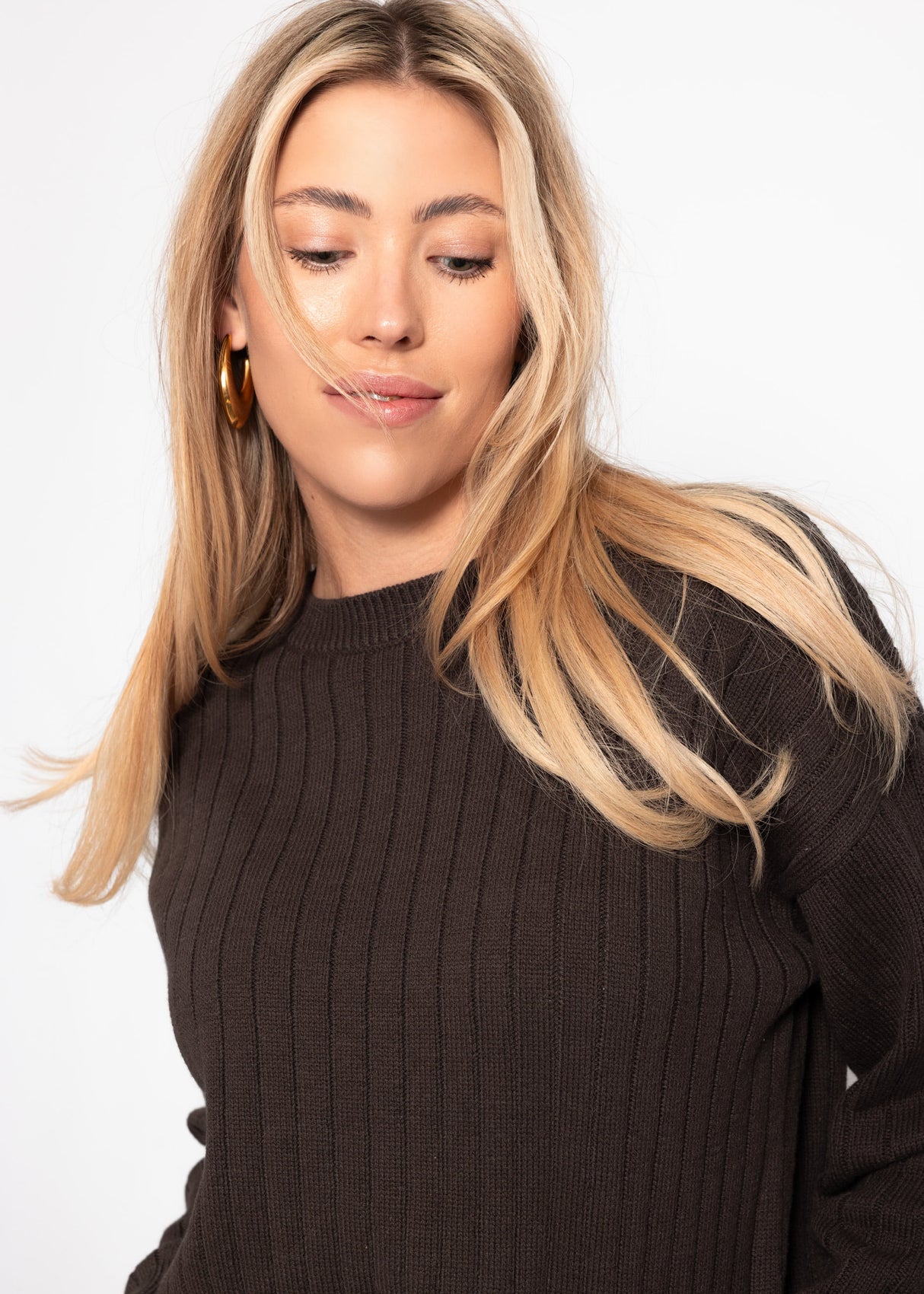 Fine knit sweater with textured stripes - brown