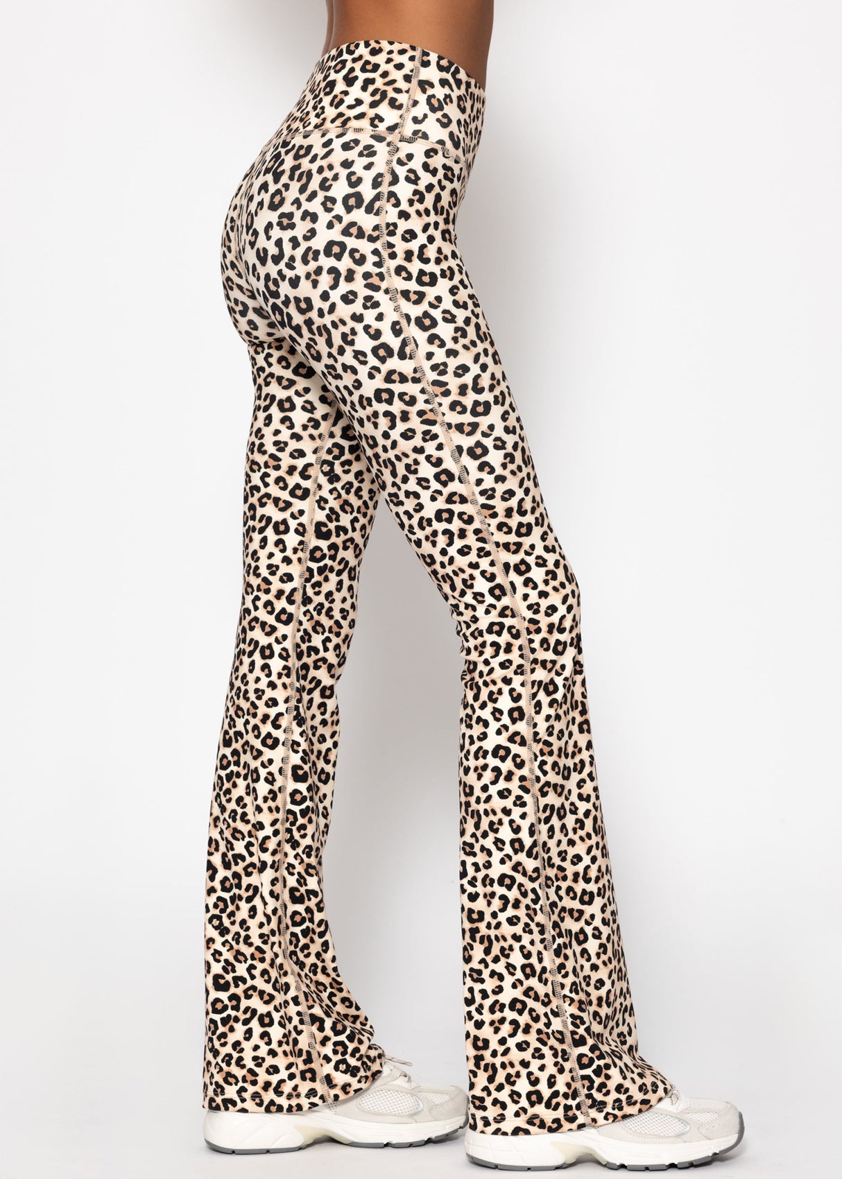 Flare Sportleggings mit Leo-Print - beige