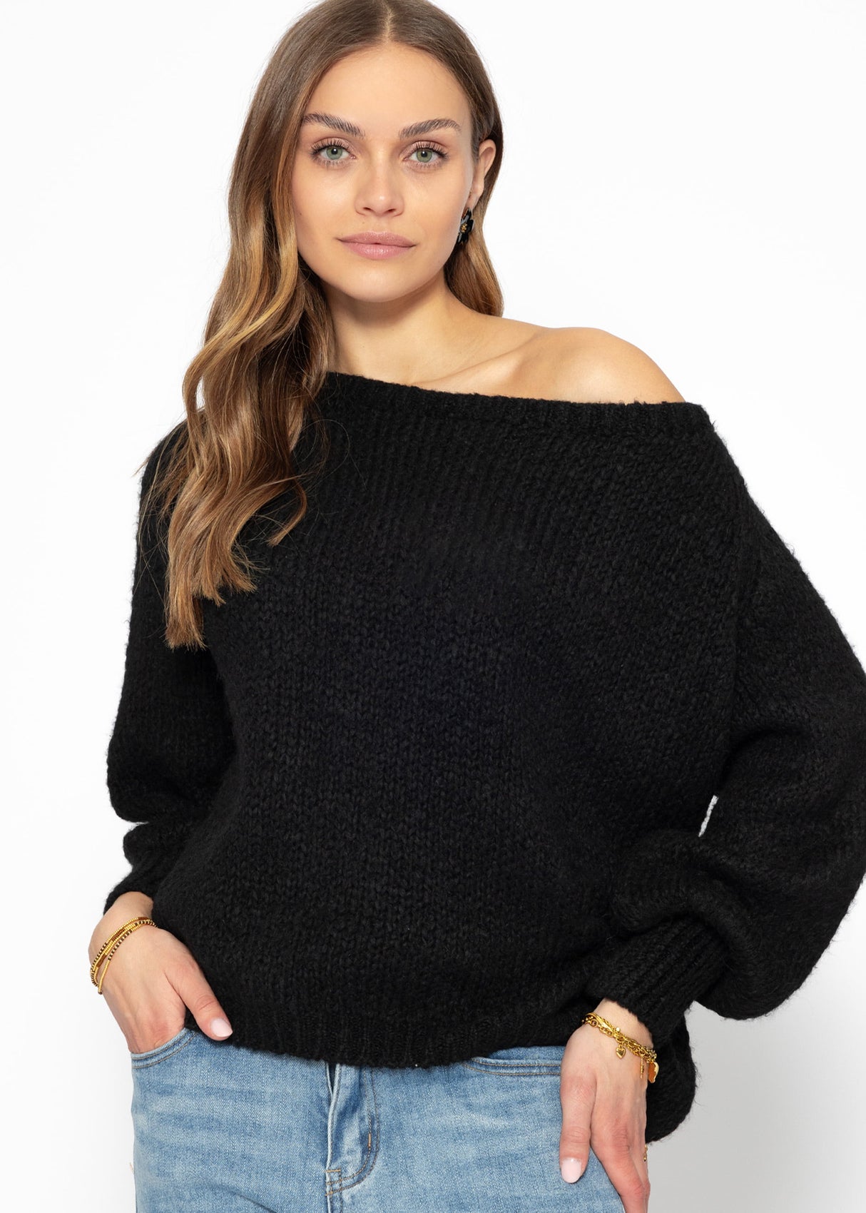 Fluffy boat neck sweater - black