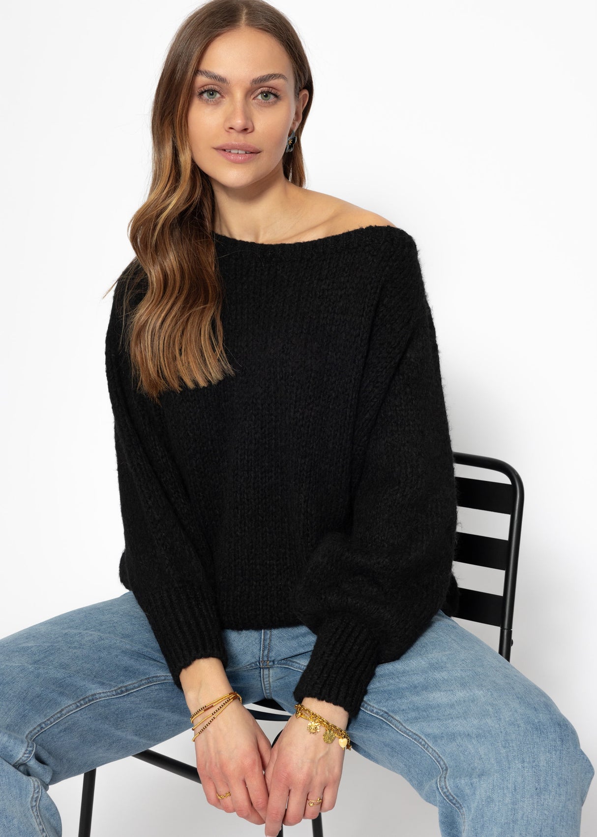 Fluffy boat neck sweater - black