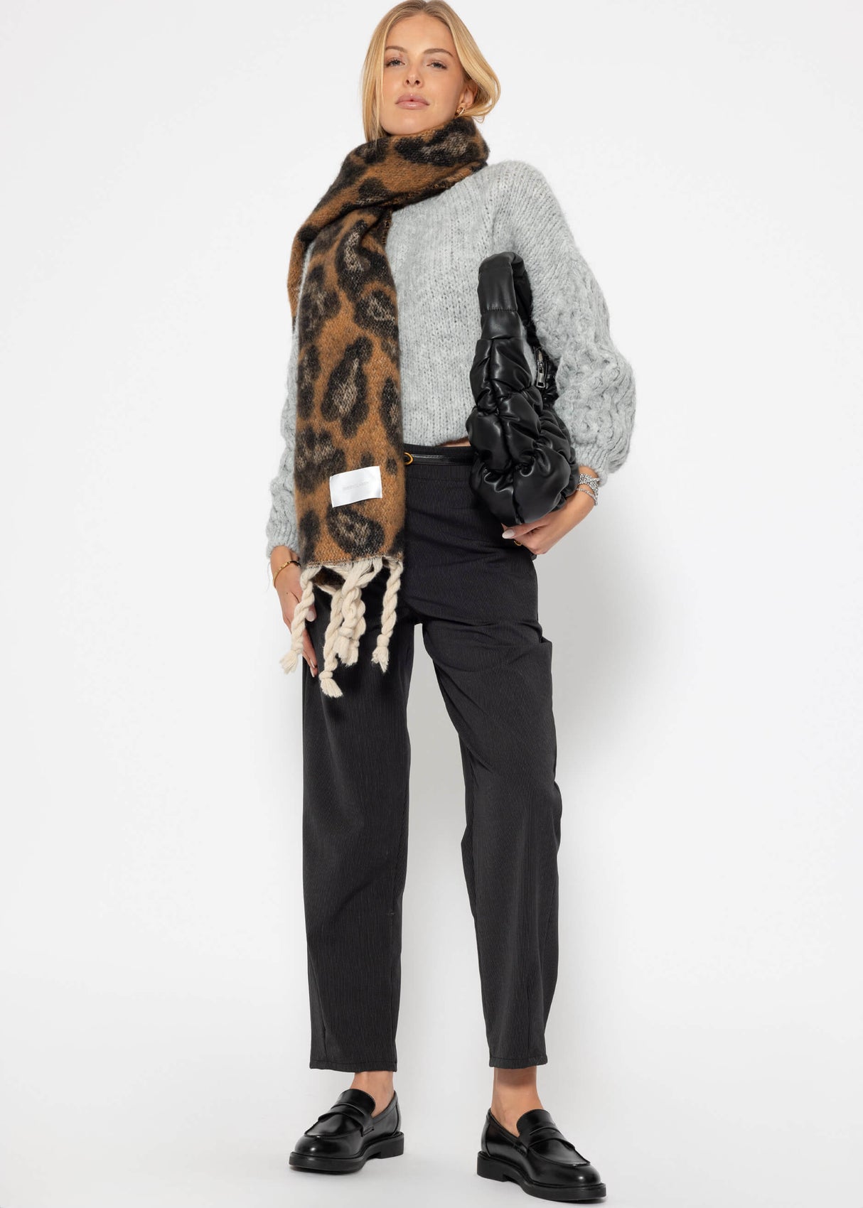 Flauschiger Strickpullover - hellgrau