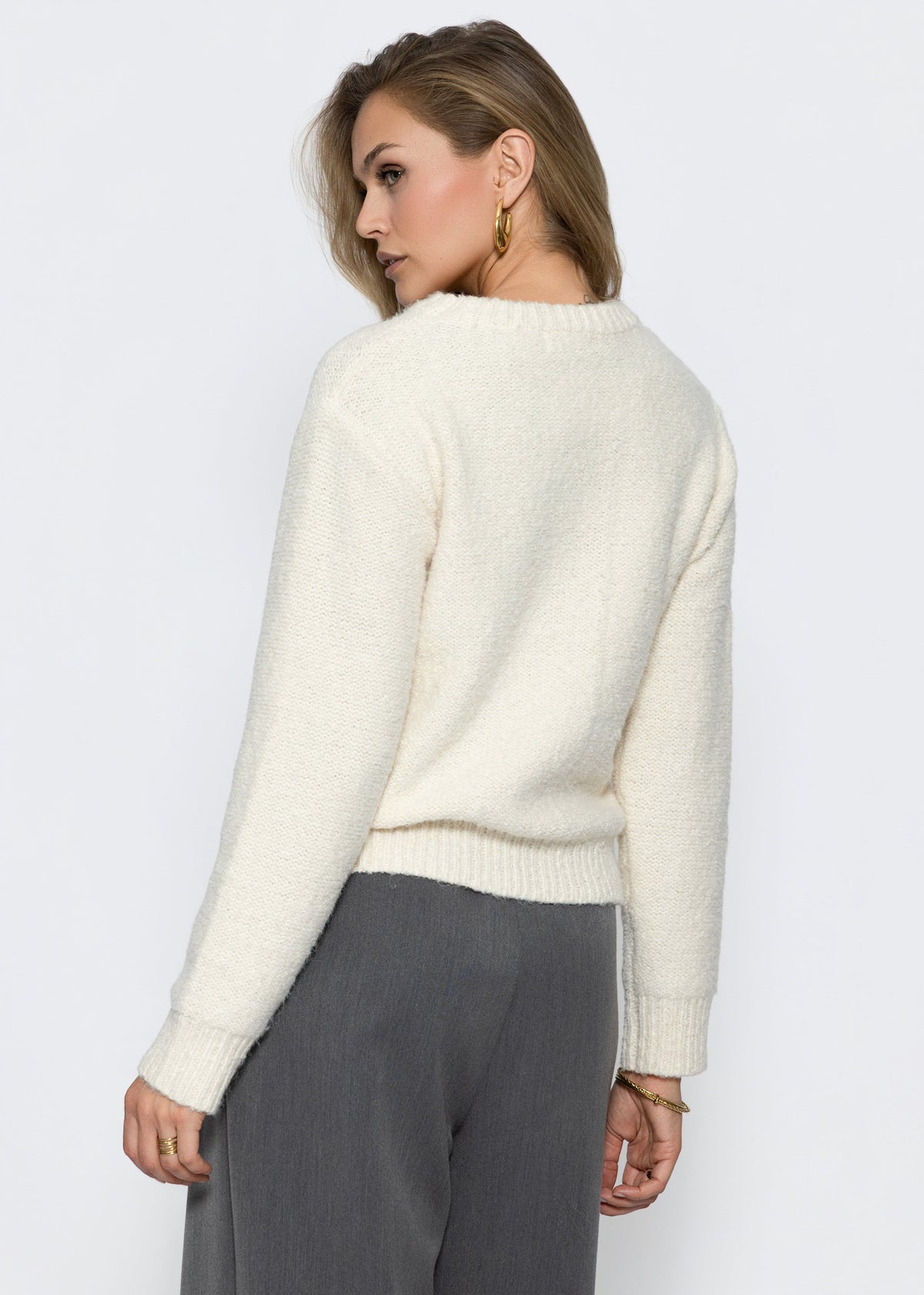 Flauschiger Strickpullover mit Zopfmuster - hellbeige