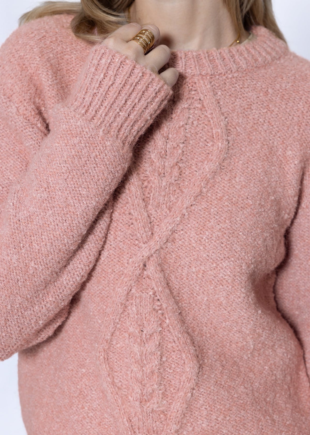 Flauschiger Strickpullover mit Zopfmuster - mauve