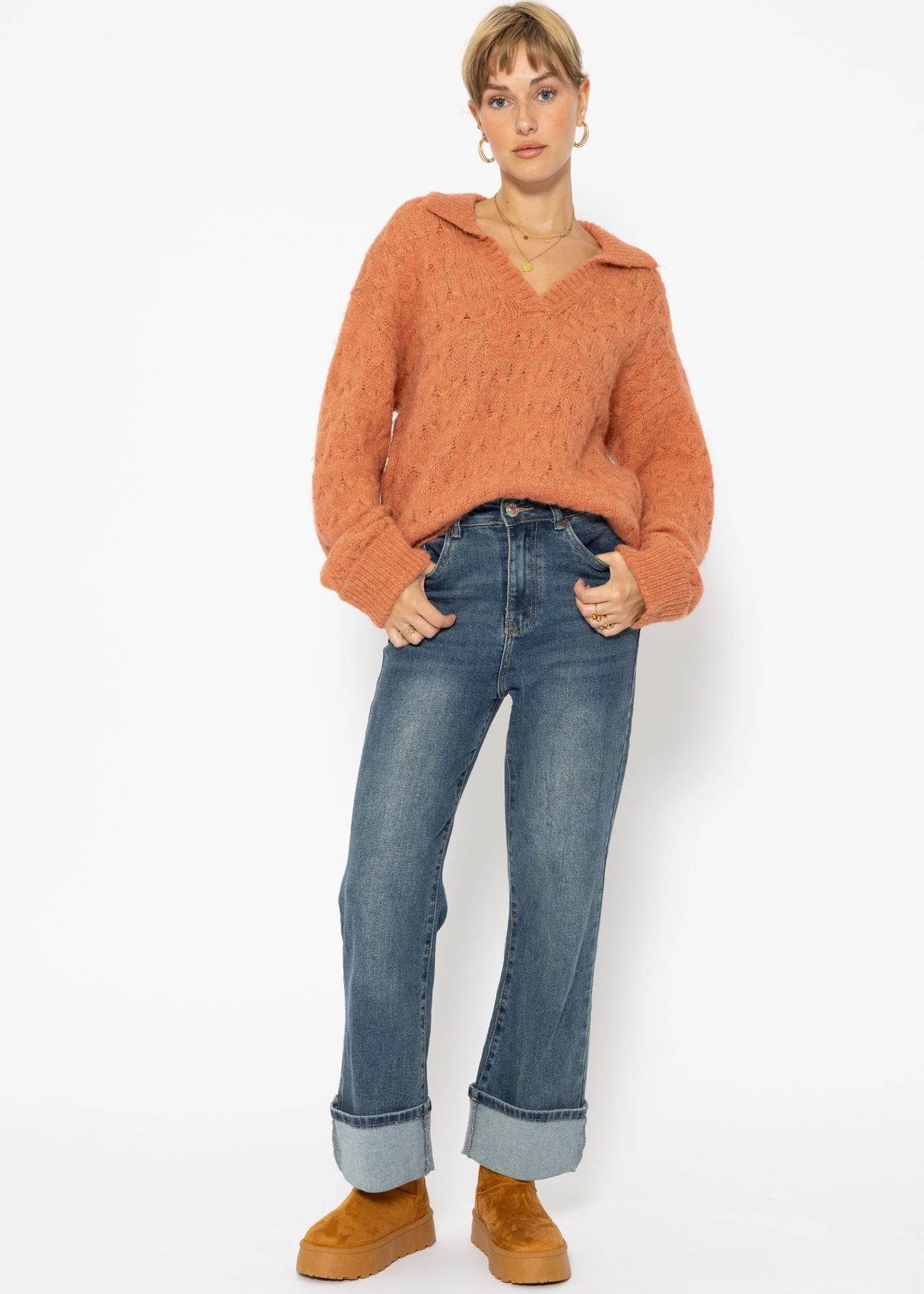 Fluffy cable-knit V-neck sweater with collar - rust red